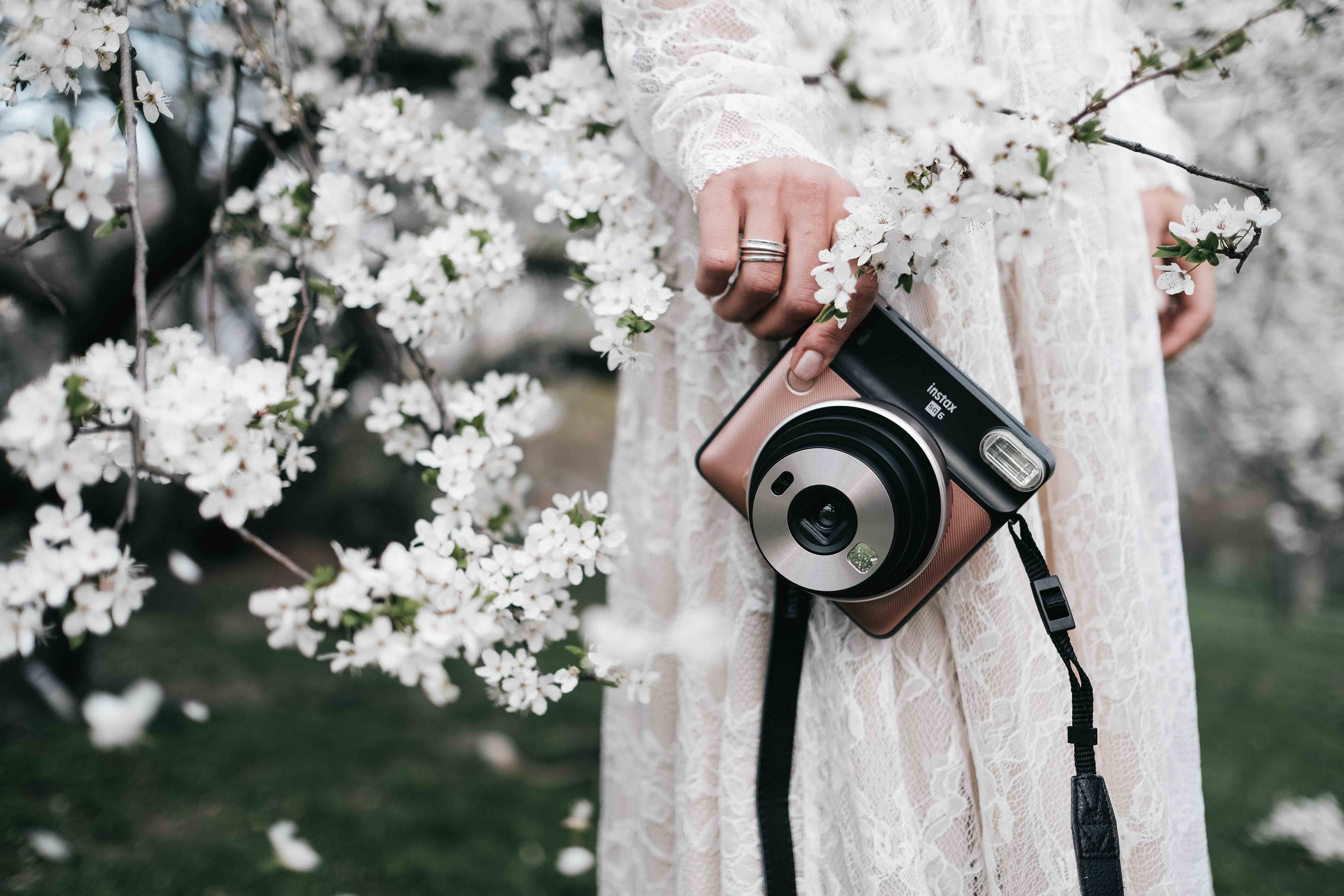 Polaroid nebo Instax si můžete zdarma zapůjčit. Stačí jen zakoupit filmy a pak už jen tvořit. Polaroid nebo Instax si můžete zdarma zapůjčit. Stačí jen zakoupit filmy a pak už jen tvořit.