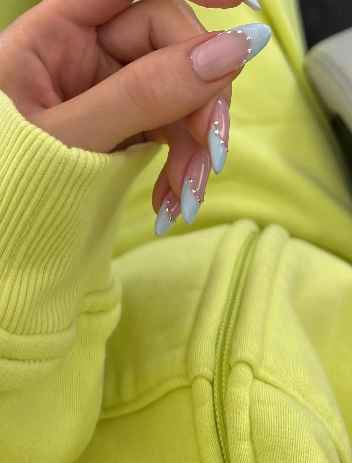 Akvamarínová francouzská manikúra Kylie Jenner