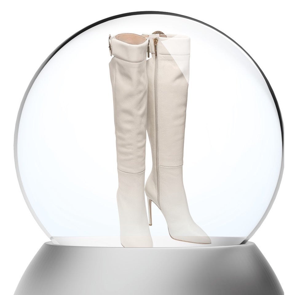 NA VYSOKÉ NOZE  Elegantní a ultra ženské. Boty s vysokými svršky sahající ke kolenům nebo dokonce do stehen, jsou v téhle sezoně top. Světlý model dodá stylu lehkost a ozdobná spona rockový nádech ve stylu hollywoodských hvězd. Model na fotografii je z kolekce Evy Longoria. Prodává Eobuv, 6869 Kč