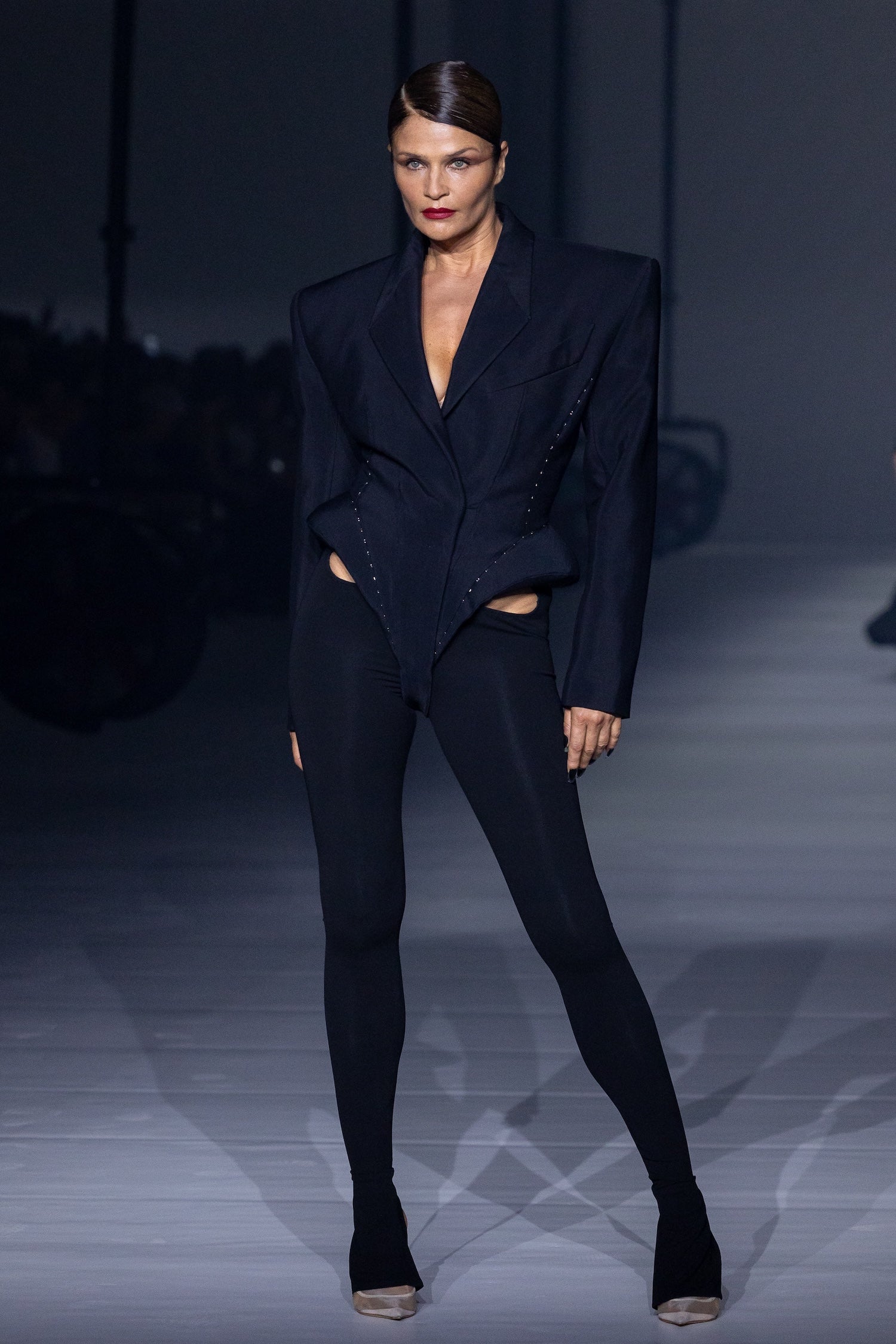 Helena Christensen na přehlídce Mugler jaro - léto 2024 v Paříži, 2. října 2023