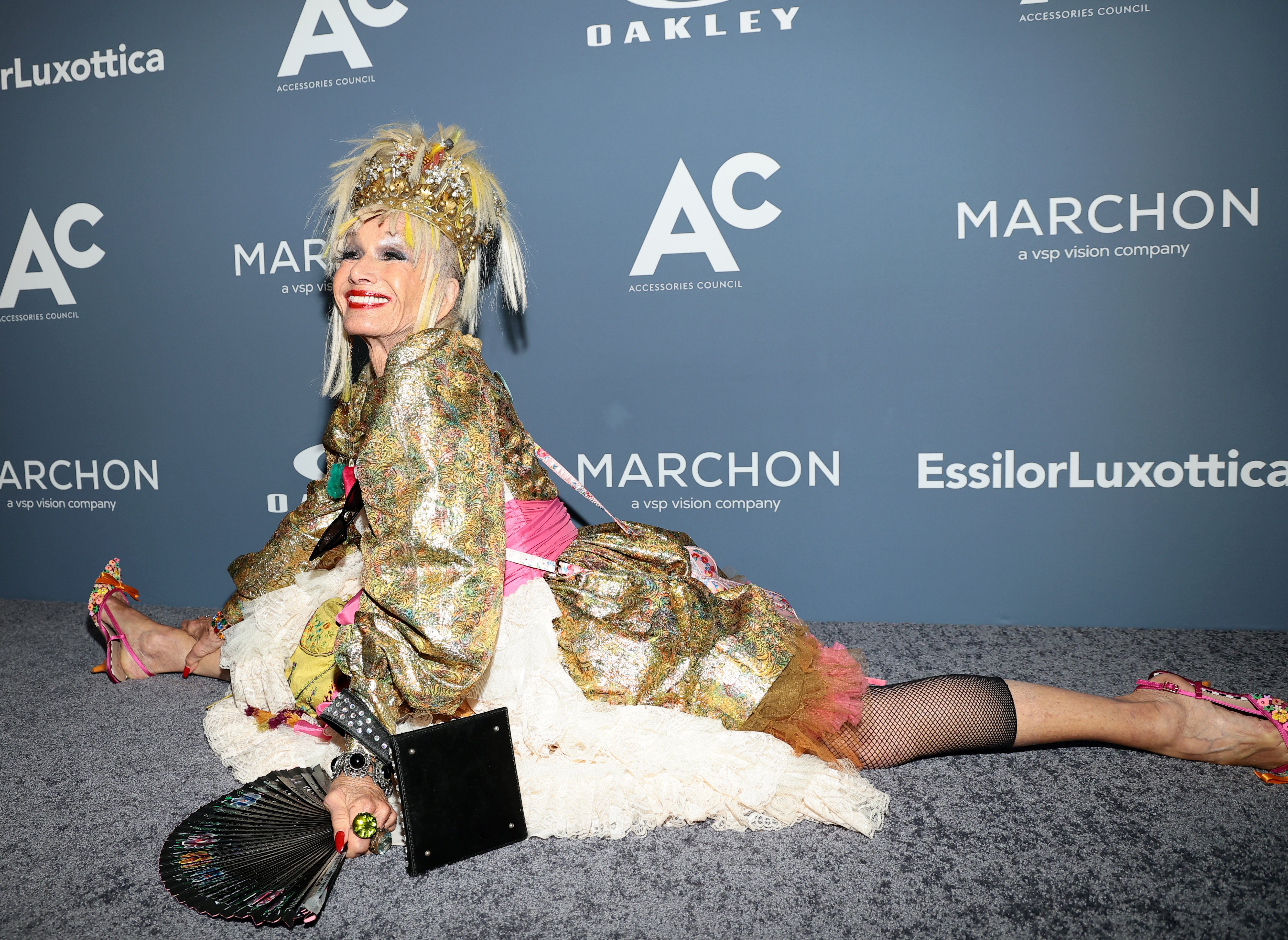 Betsey Johnson, návrhářka, která každou svou přehlídku zakončuje roznožkou: Vždy jsem chtěla být svá 