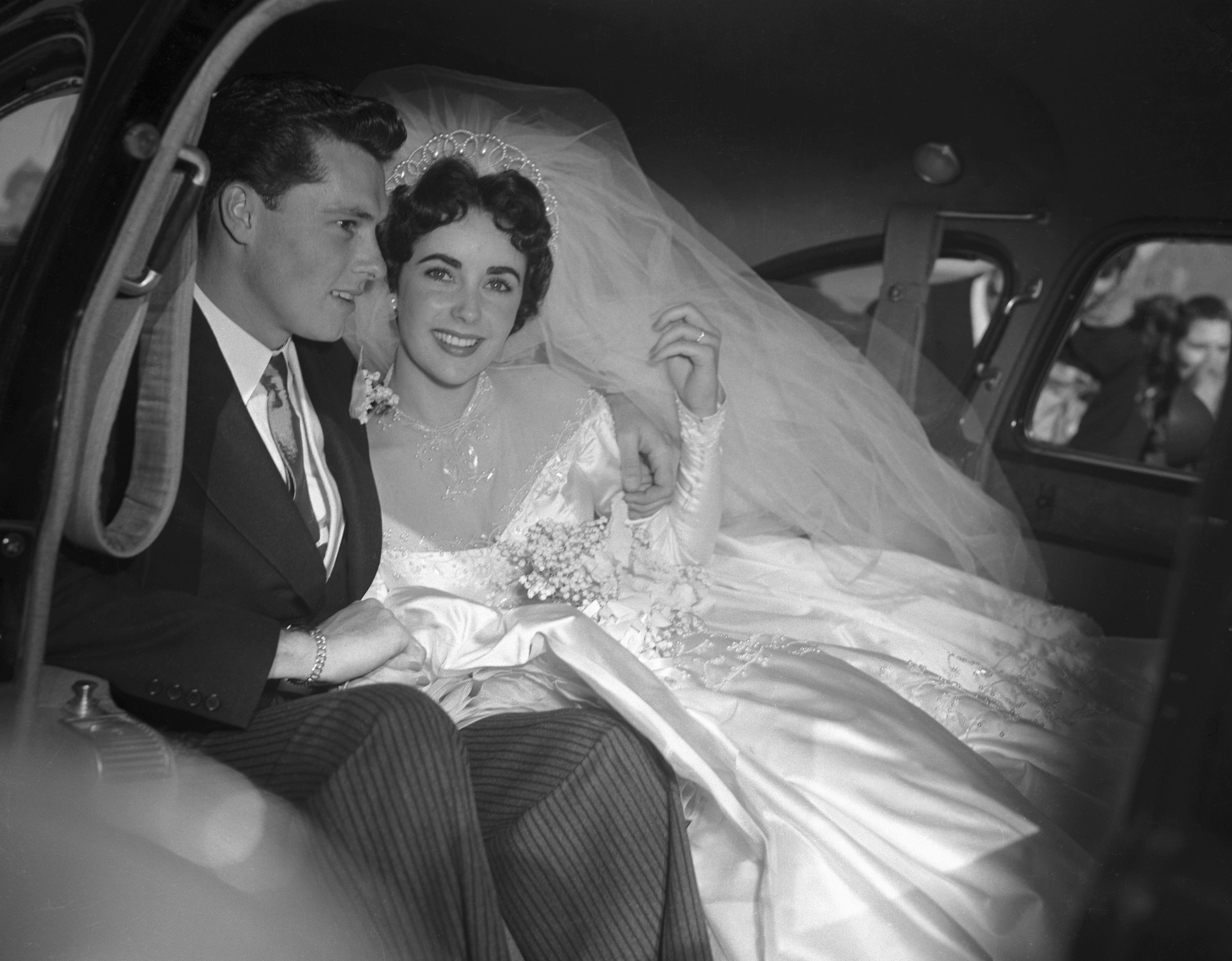 Elizabeth Taylor se vdávala osmkrát. Inspirujte se jejími legendárními svatebními šaty
