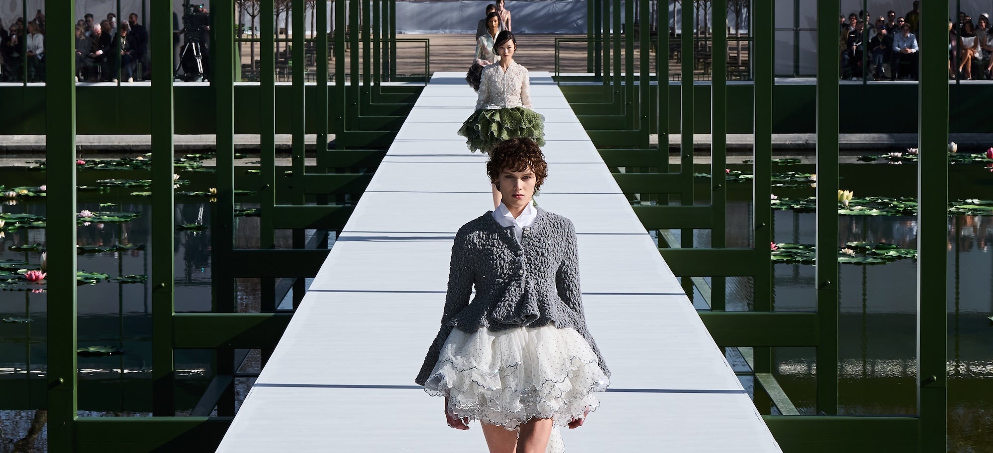 Z mola rovnou do ulic. Dior vrací do hry nečekaný trend z úvodní znělky Sexu ve městě 