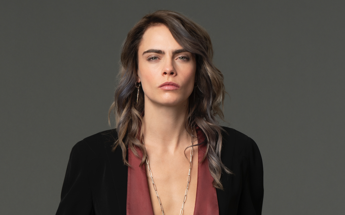 Jsem hrdá, že můžu reprezentovat svou komunitu, říká Cara Delevingne o roli v seriálu Jen vraždy v budově 