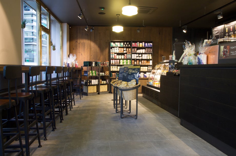Starbucks (Spálená 18, Praha 1): Nic překvapivého a už vůbec ne originálního. Jakmile mě někdo v redakci hledá, najde mě většinou právě tam. Když se mi totiž poštěstí a najdu si náhodou volný stůl, rychle si objednám venti mandlové (laktóza je zlo!) matcha latte a ponořený do svých myšlenek tam prosedím klidně celý den.