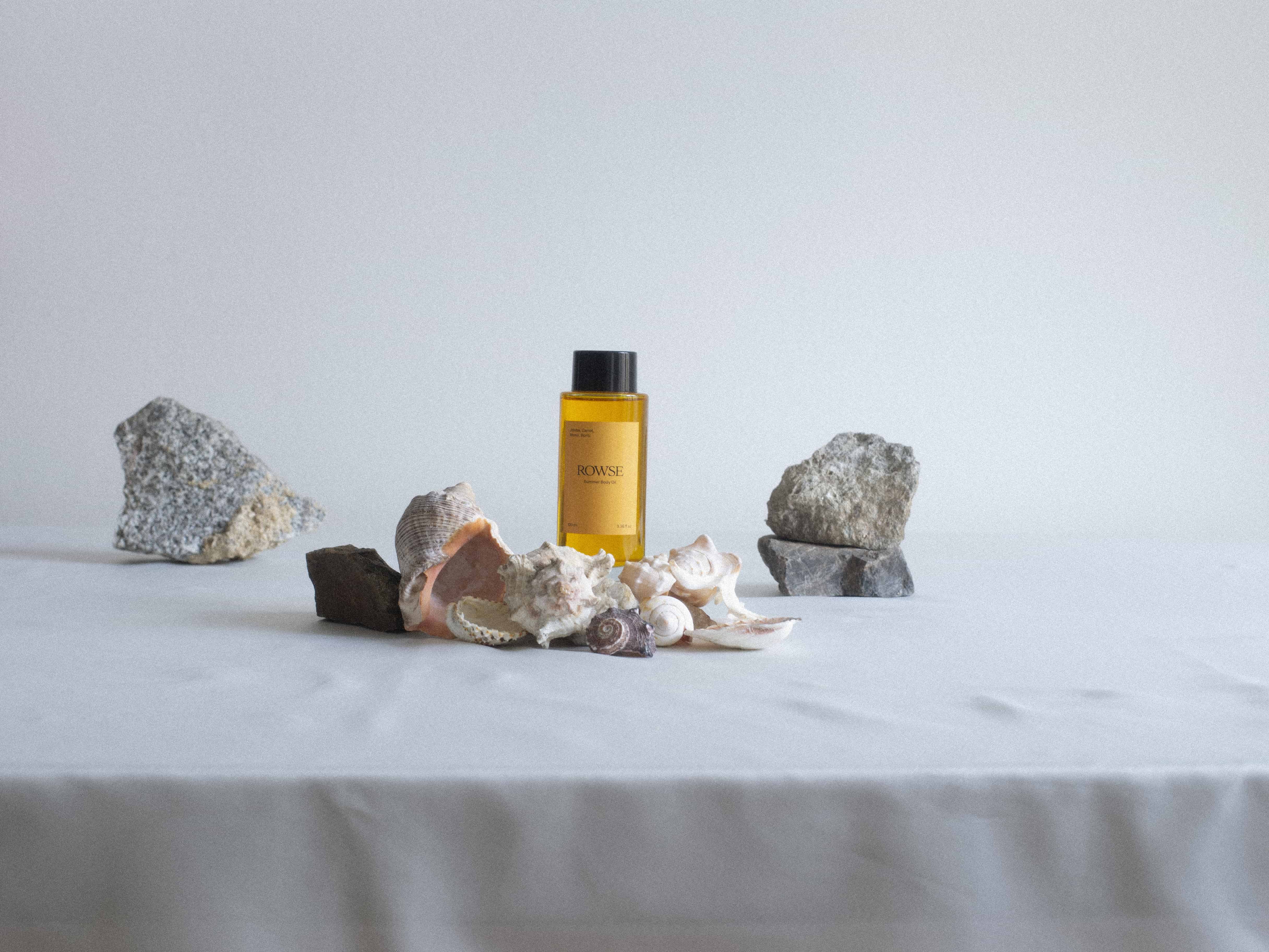 Tělový olej Summer Body Oil, ROWSE, prodává Rowse, 42 € Tělový olej Summer Body Oil, ROWSE, prodává Rowse, 42 €