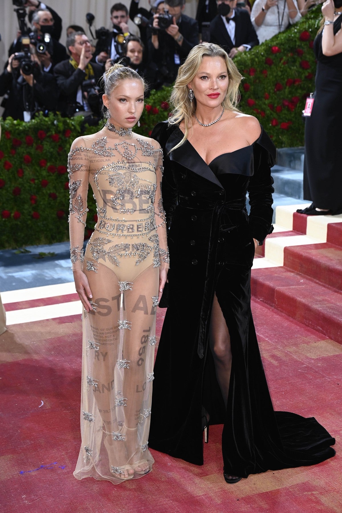 Lila Grace Moss Hack a Kate Moss na slavnostním večeru Costume Institute Benefit Gala, který 2. května 2022 v Metropolitním muzeu umění v New Yorku oslavil zahájení výstavy In America: An Anthology of Fashion.