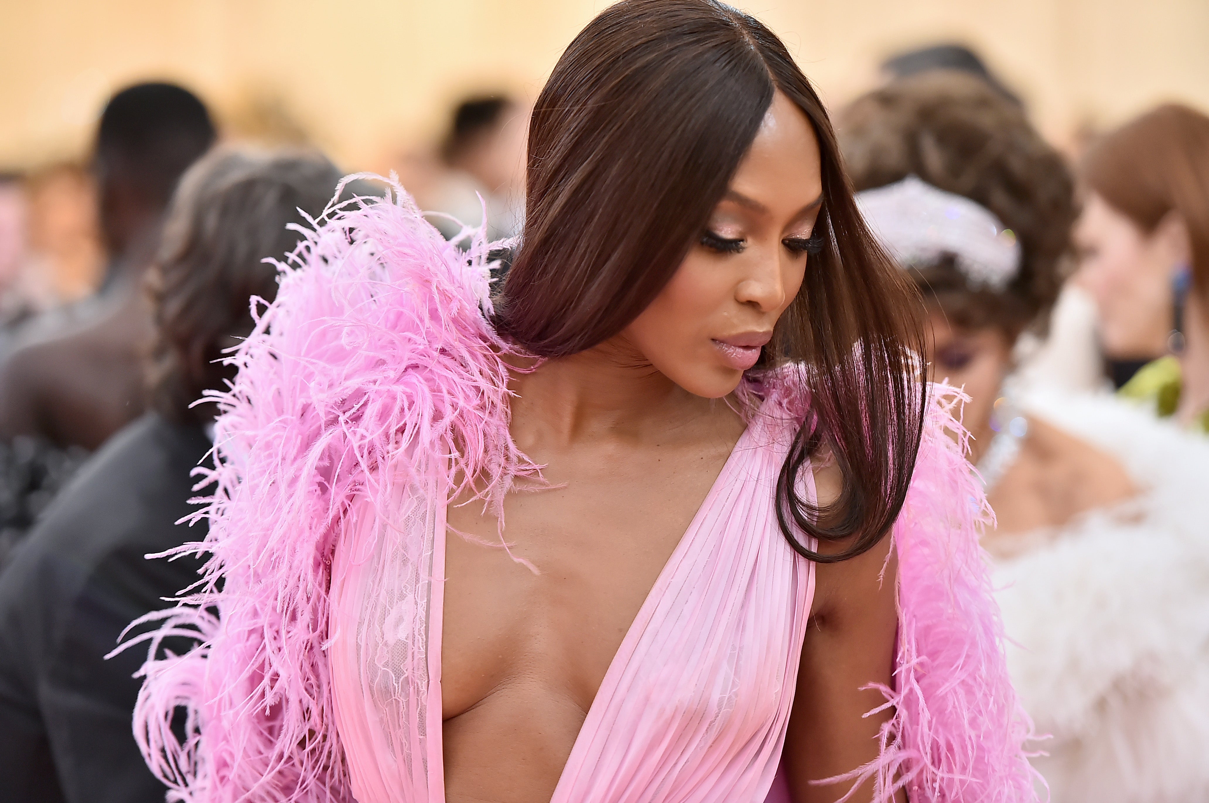 Naomi Campbell v šatech Valentino Haute Couture