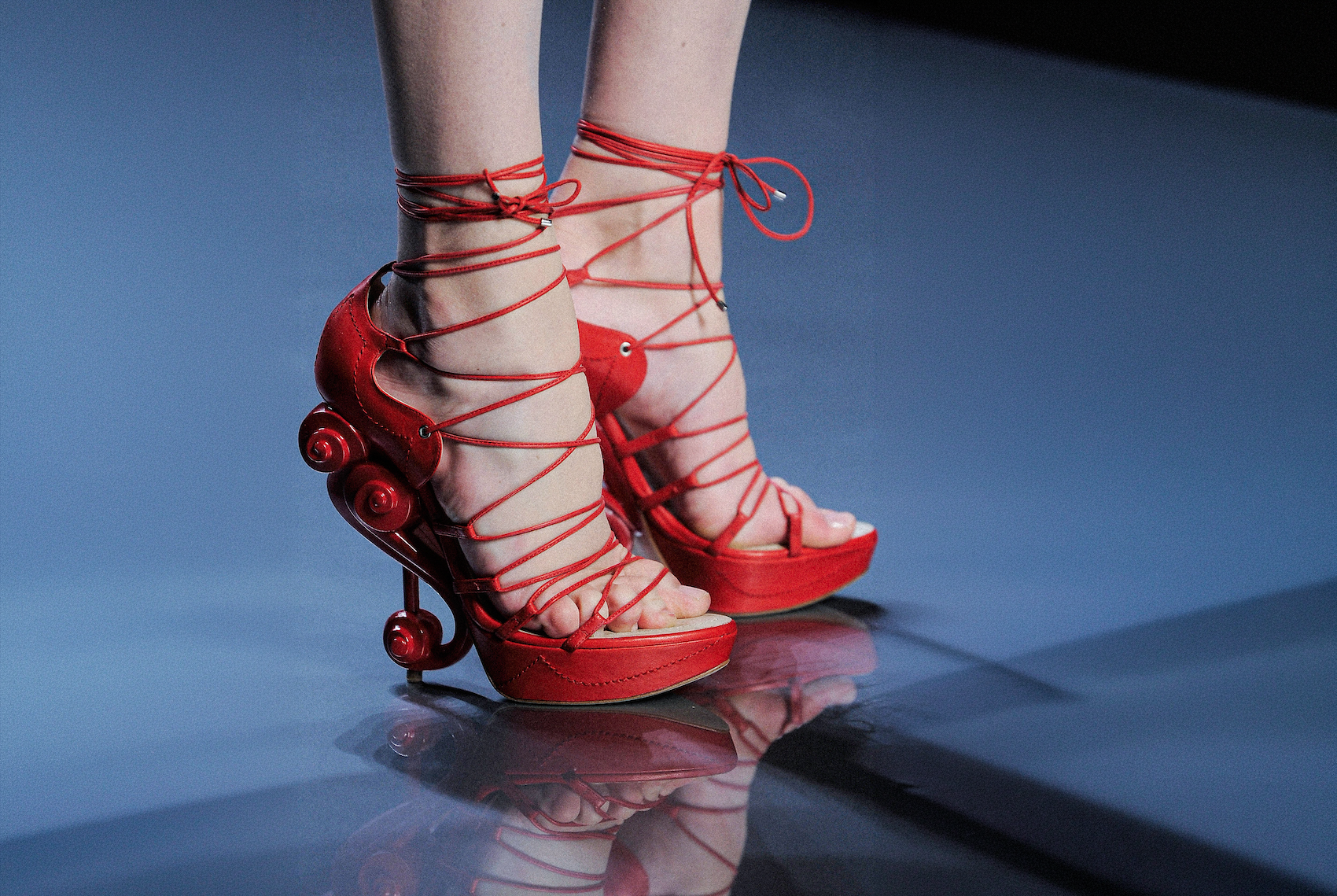 Od Tabi po Pradu: 10 bot, které definovaly moderní módu