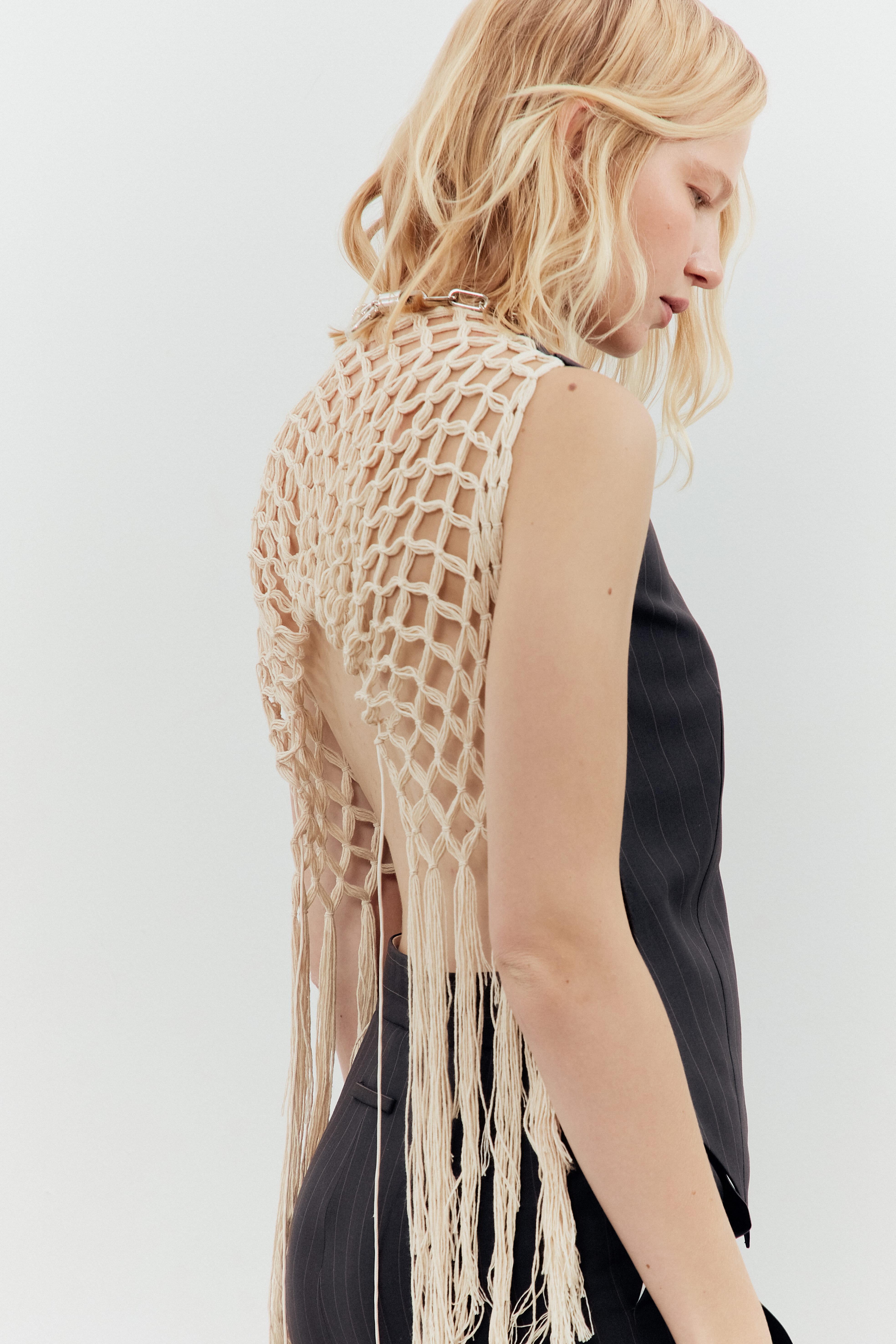 Poetický manifest drsné reality. Lila Litkovska v Paříži na emotivní přehlídce představila novodobé kroje