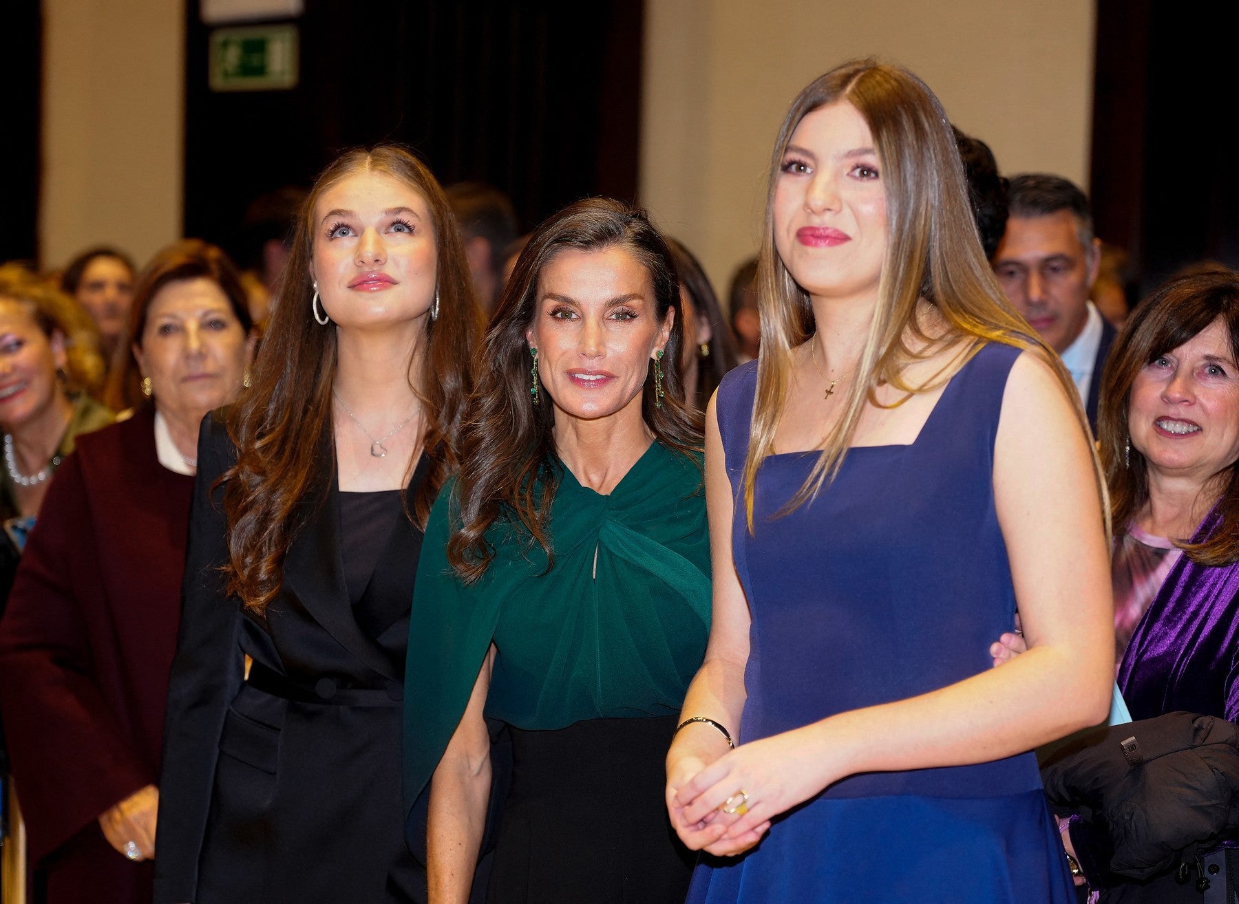 Španělská královna Letizia si oblékla vyprodaný smaragdový top z nové designérské kolekce H&M