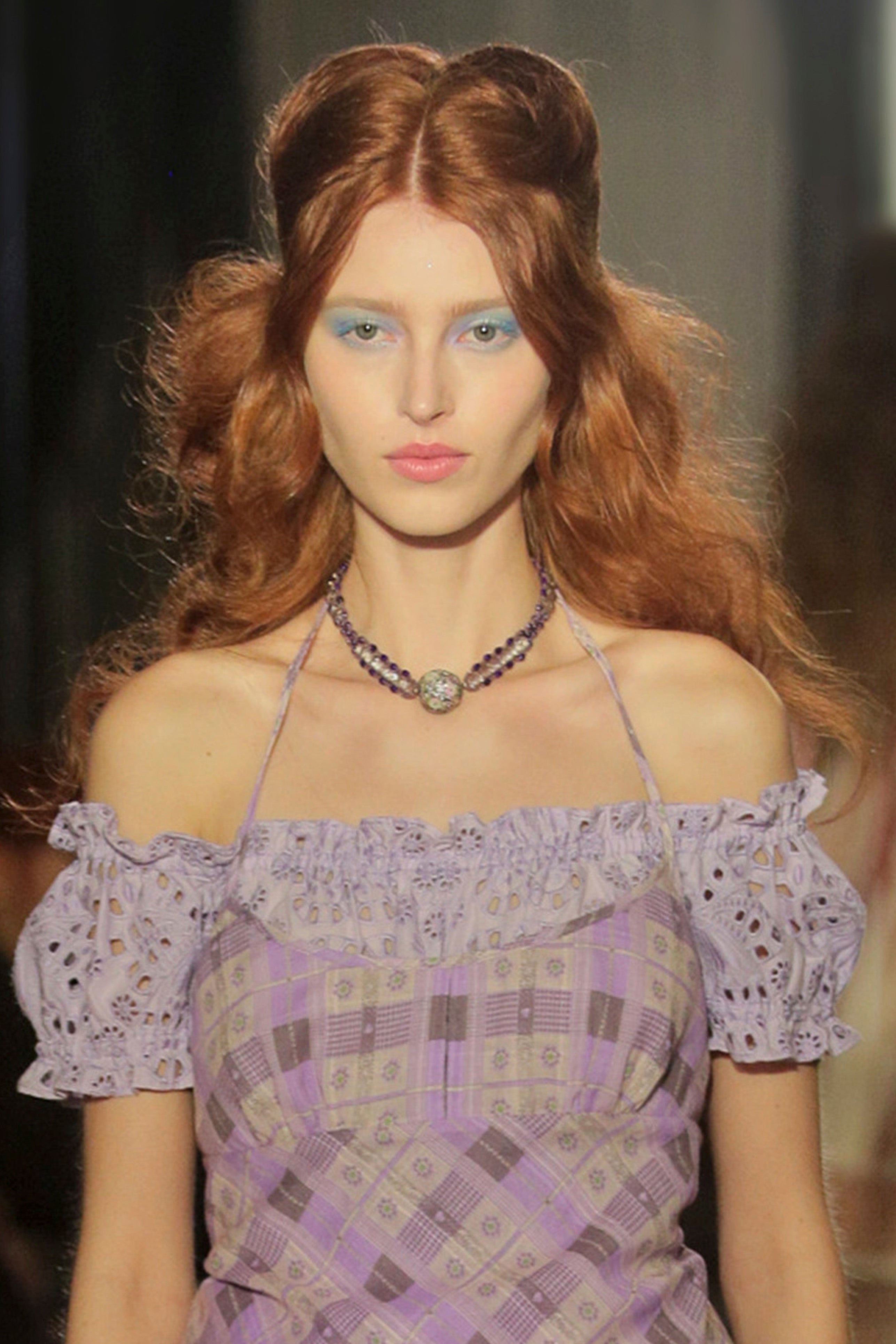 4 romantické účesy ve stylu Bridgerton, které budou trendem v roce 2026