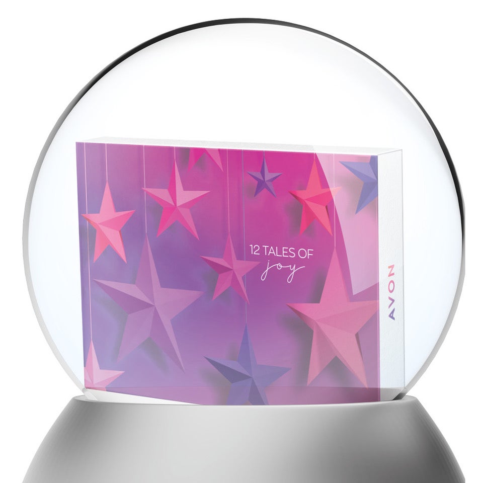 ZA OKNEM  Adventní kalendář ukrývá dvanáct krásných překvapení pro radostné chvíle odpočítávání do Štědrého dne. Sedm nezbytnost na líčení, dva luxusní lázeňské výrobky, dvě inovativní pleťové péče a jednu oblíbená vůně. Prodává Avon, 699 Kč