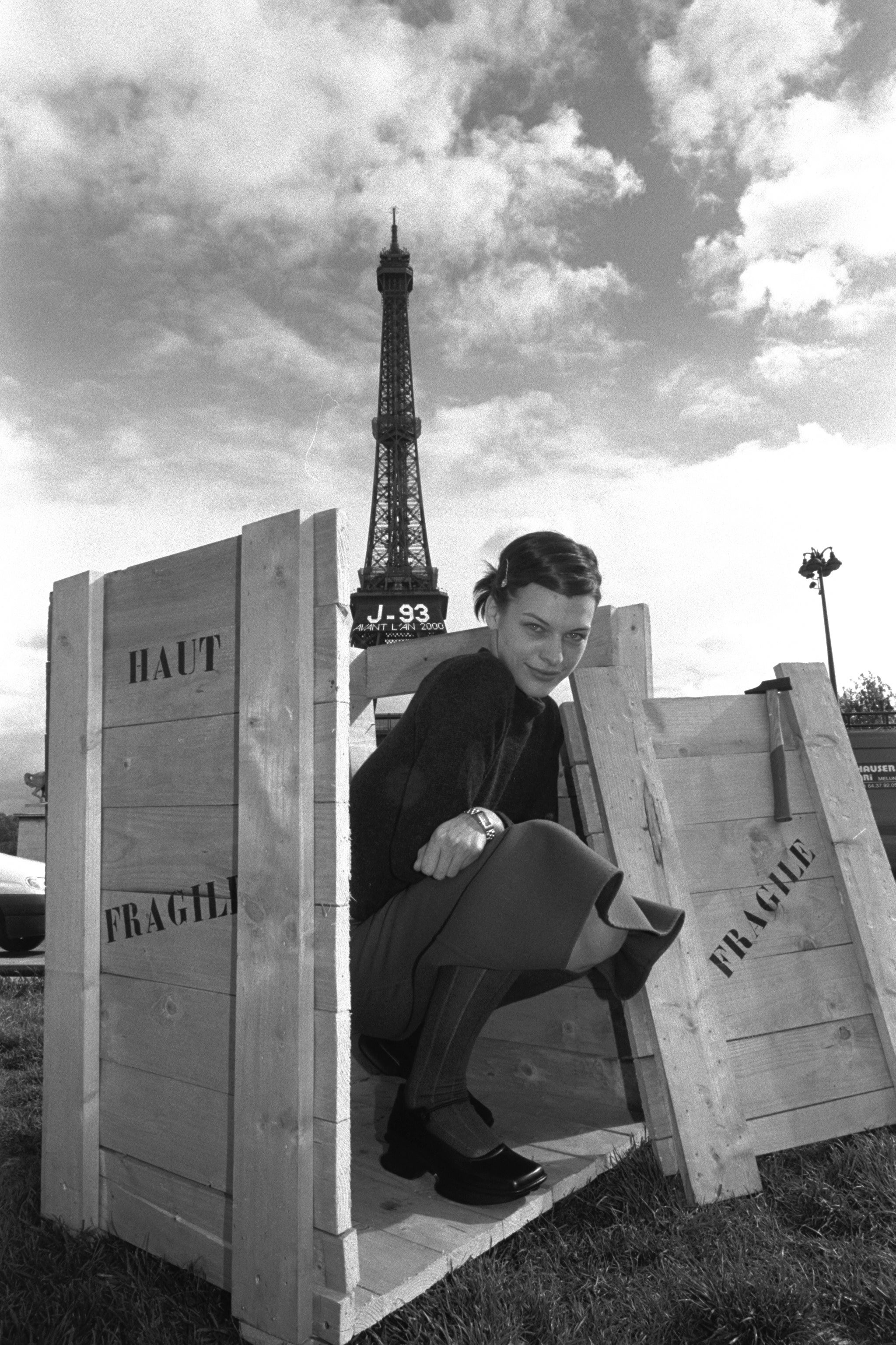 Hrdinka akčních filmů Milla Jovovich: Ikonické momenty na červeném koberci 