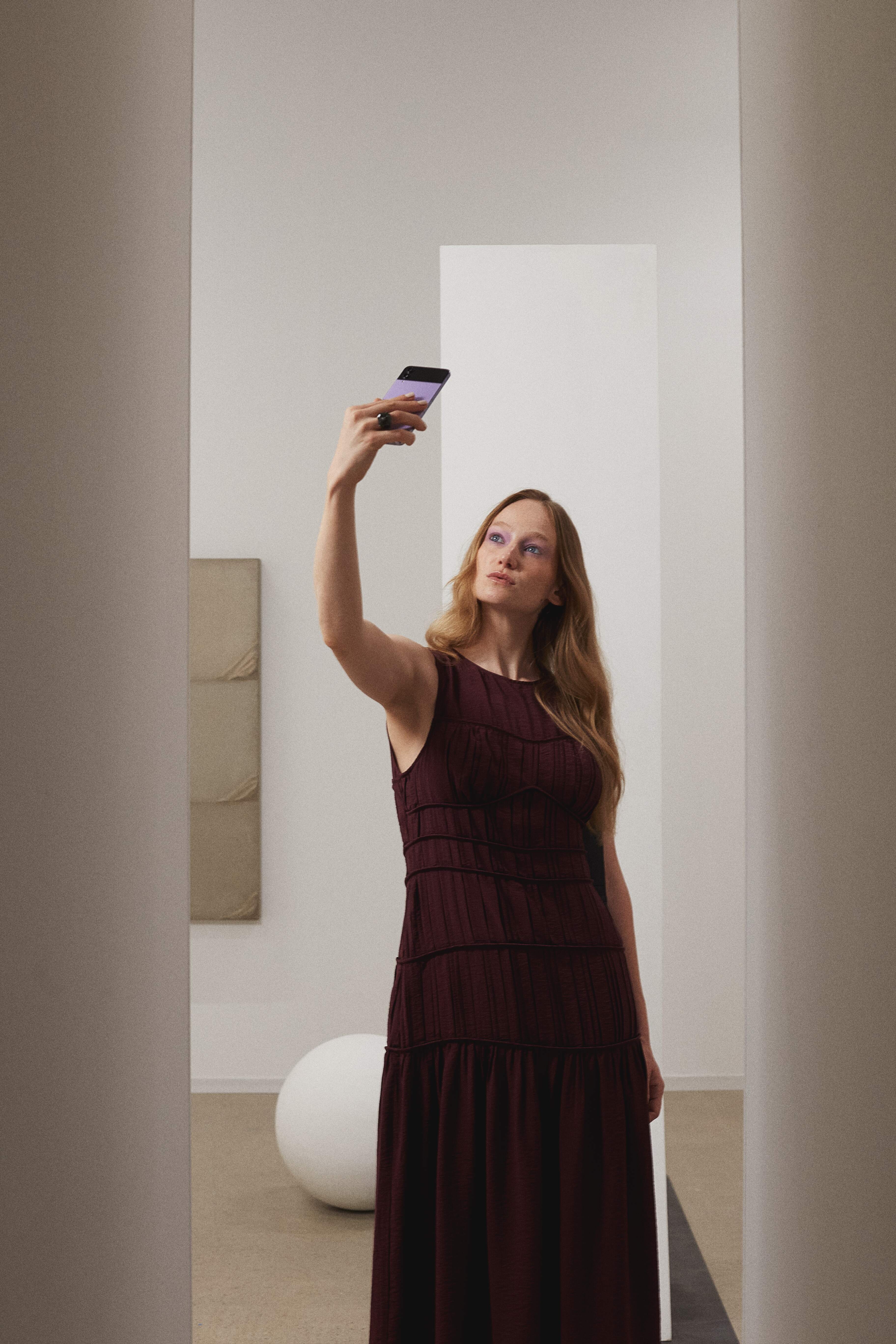 Frederika má na sobě prstýnek, Swarovski; šaty, H&M.  Stanislav Kolíbal: Pád II, 1970; Jiří Hilmar: Beendet am 3/11/75, 1975