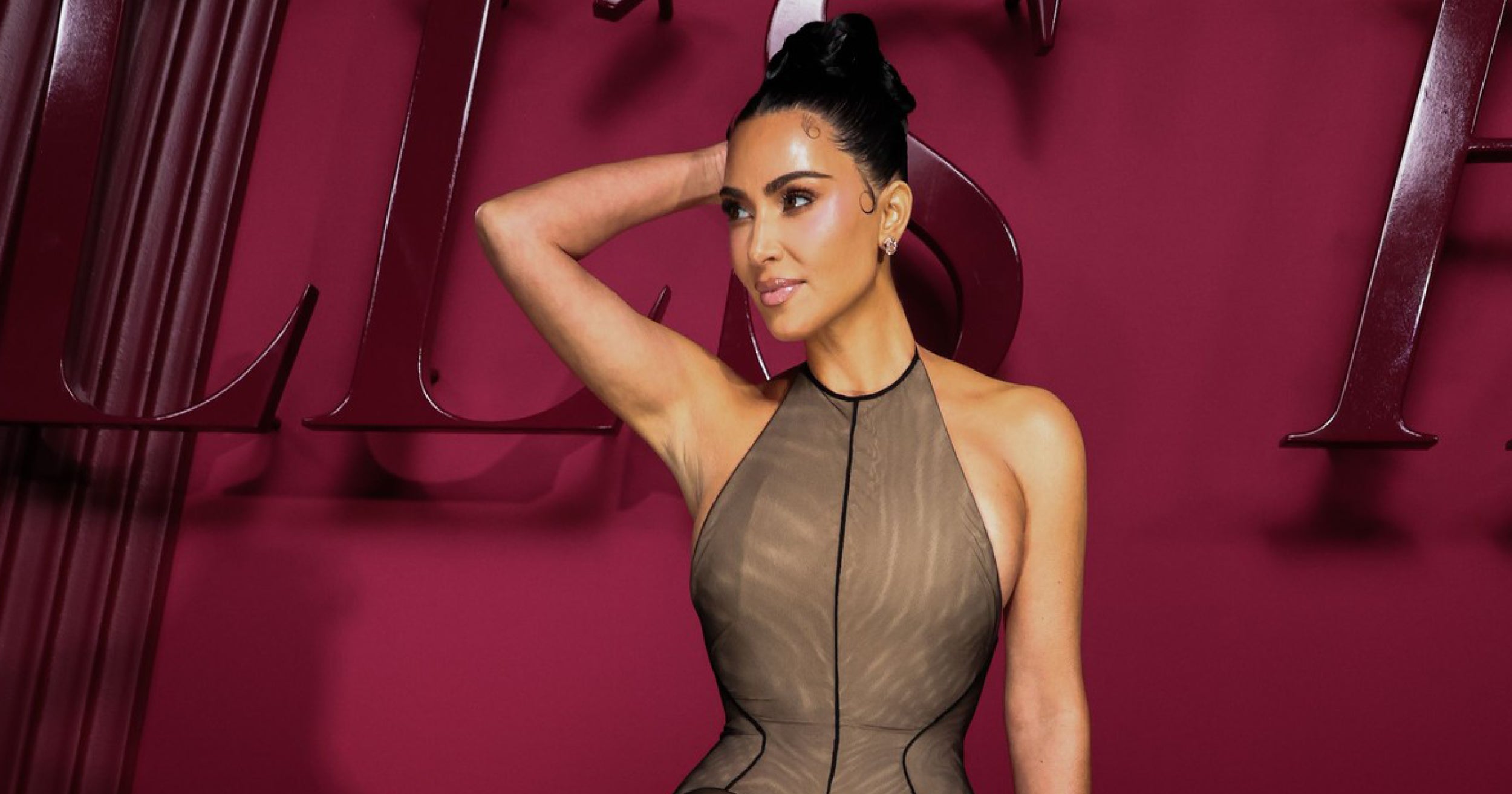 Tyhle stříbrné šaty Kim Kardashian si všichni zapamatují