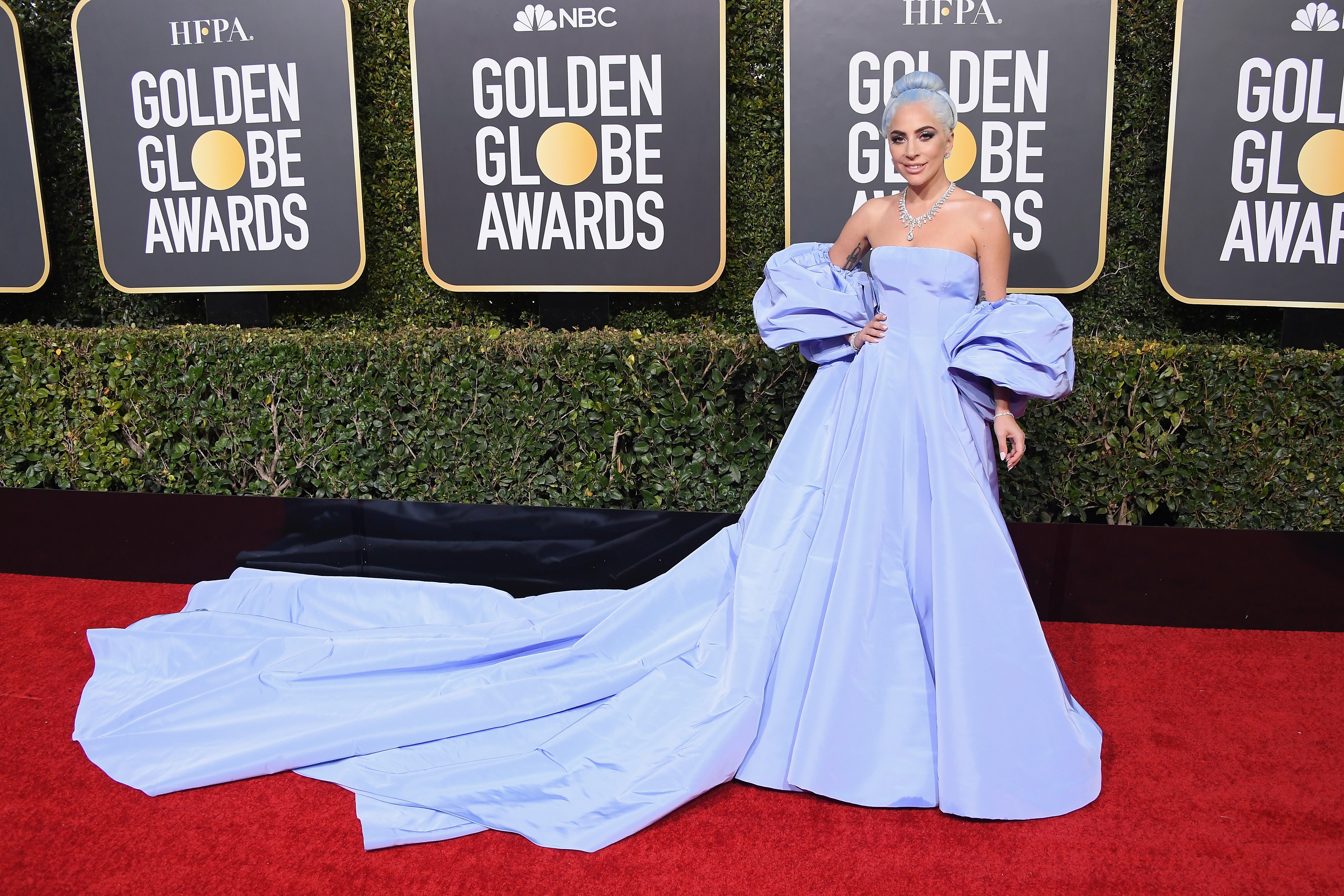 Lady Gaga na předávání Golden Globes 2019 v šatech Valentino Lady Gaga na předávání Golden Globes 2019 v šatech Valentino