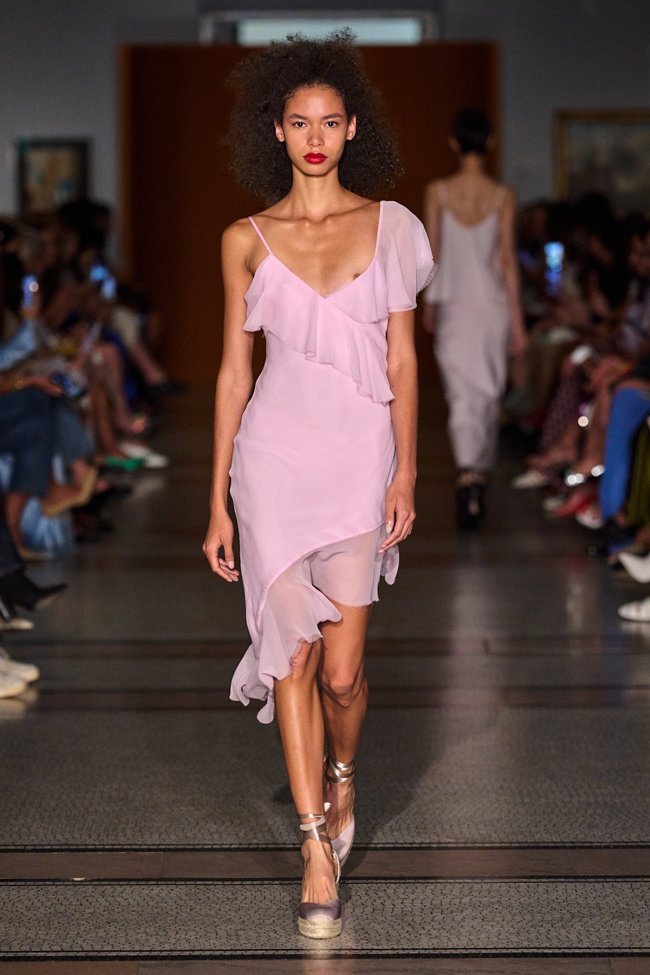 Mysleli jsme si, že jsou passé, ale ony se vracejí na výsluní. Letní šaty v milované barvě hrají prim i letos