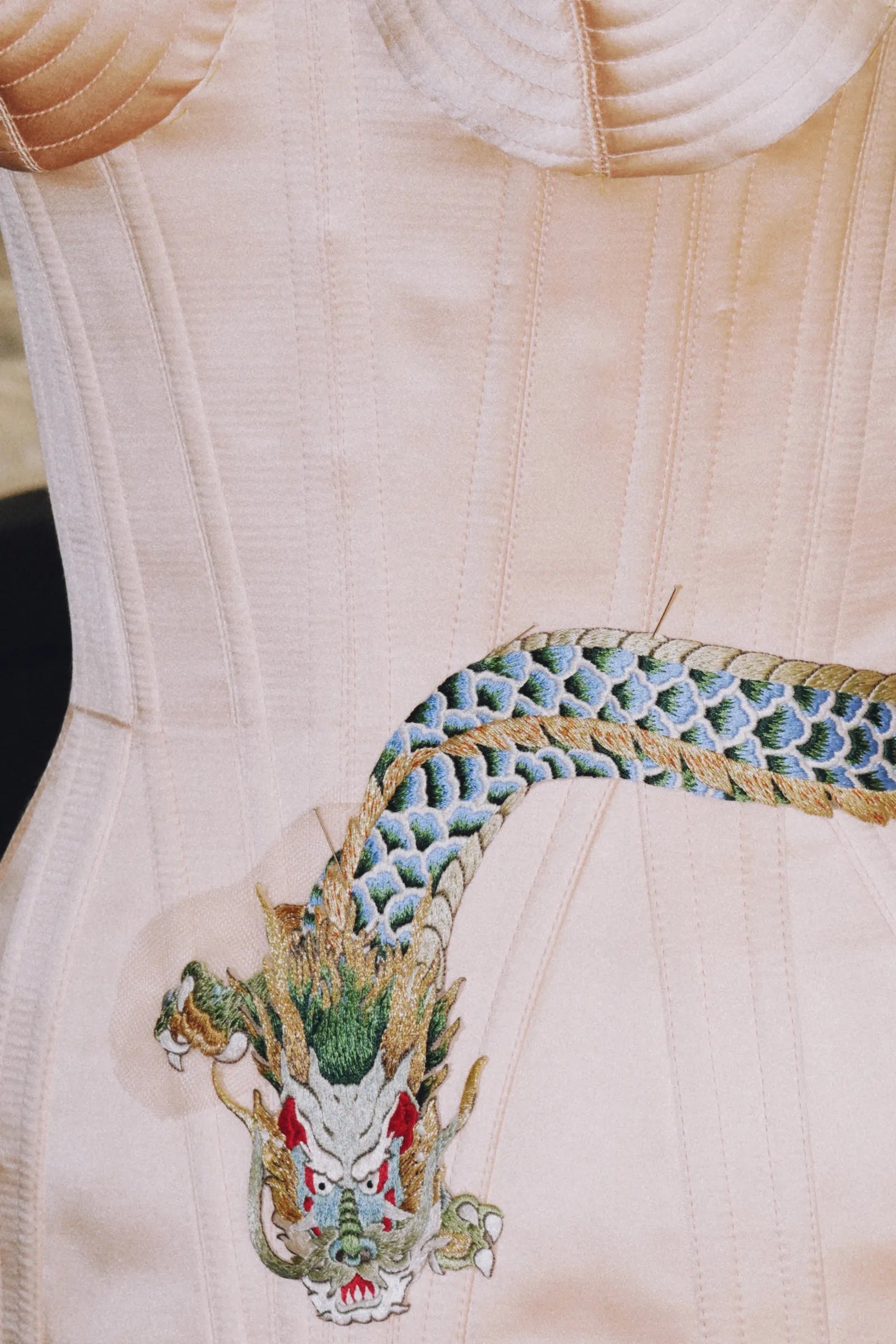 Myšlenka svobody bez hranic mi dává naději do budoucna, říká Julien Dossena, autor nové Gaultierovy haute couture kolekce