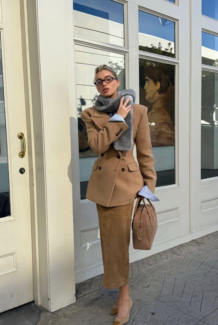 Proč je semišová sukně univerzální hvězdou šatníku