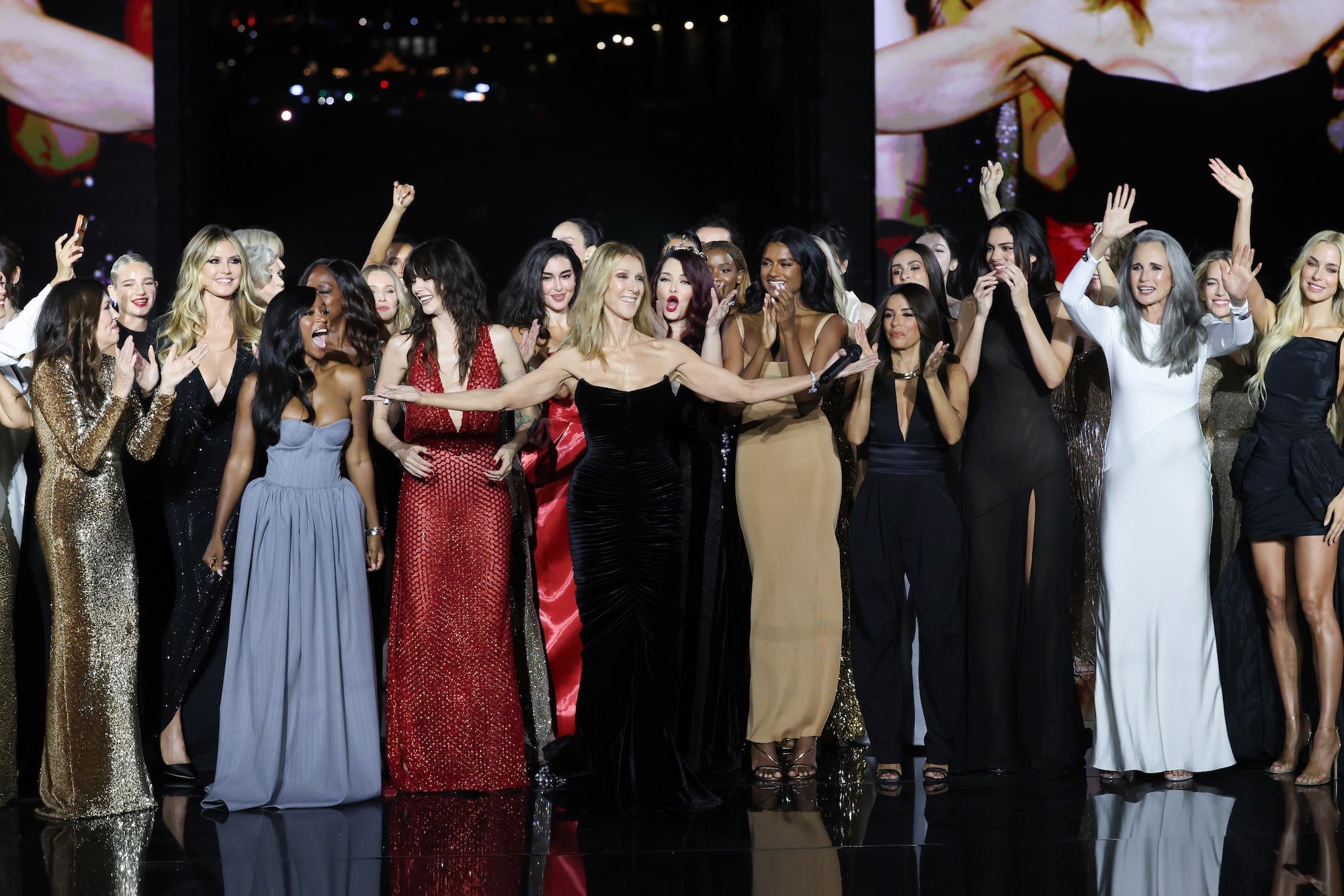 Aňa Geislerová zahájila pařížský fashion week na přehlídkovém mole s Kendall Jenner, Jane Fonda a Céline Dion