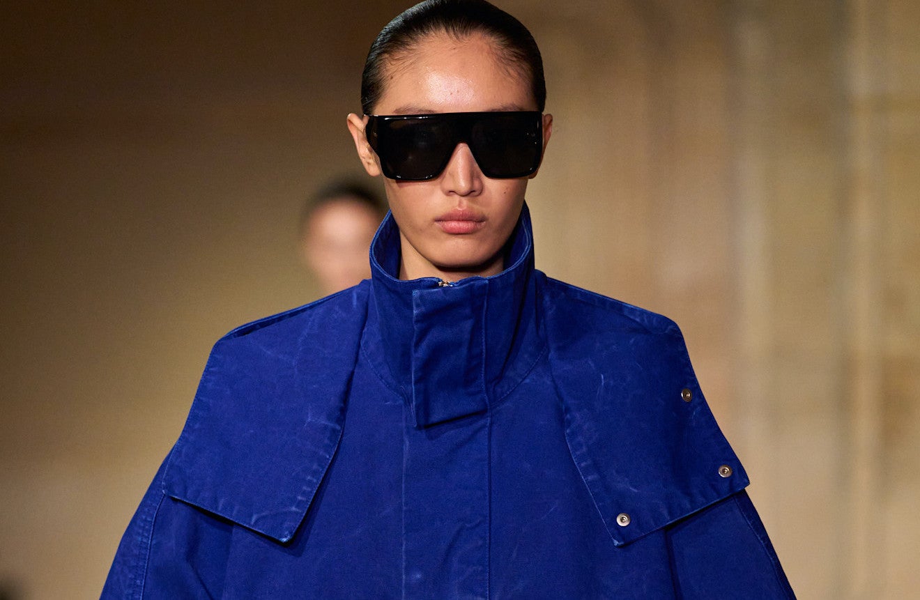 Velký comeback modré. Jak nosit barvu roku 2026 už teď