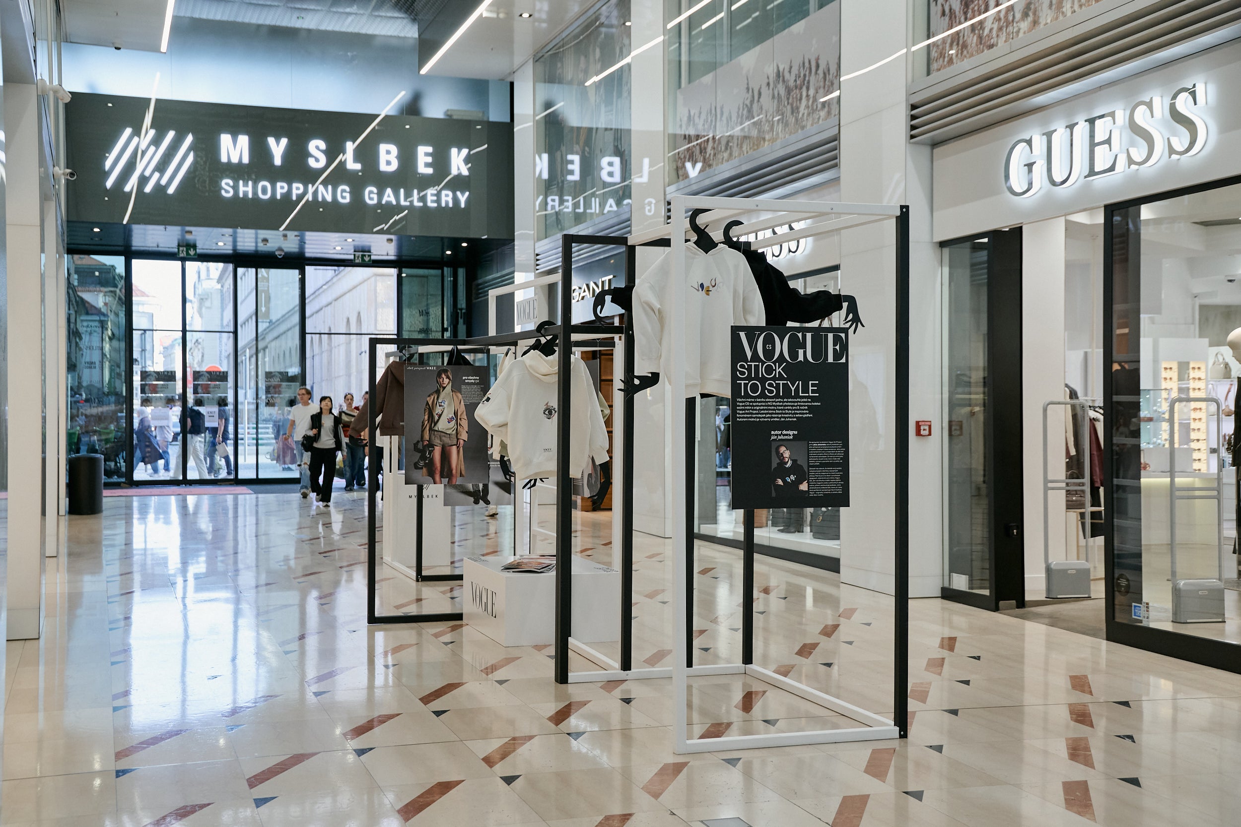 Stick to Style: Devátý ročník Vogue Art Project se představil v Nákupní galerii Myslbek