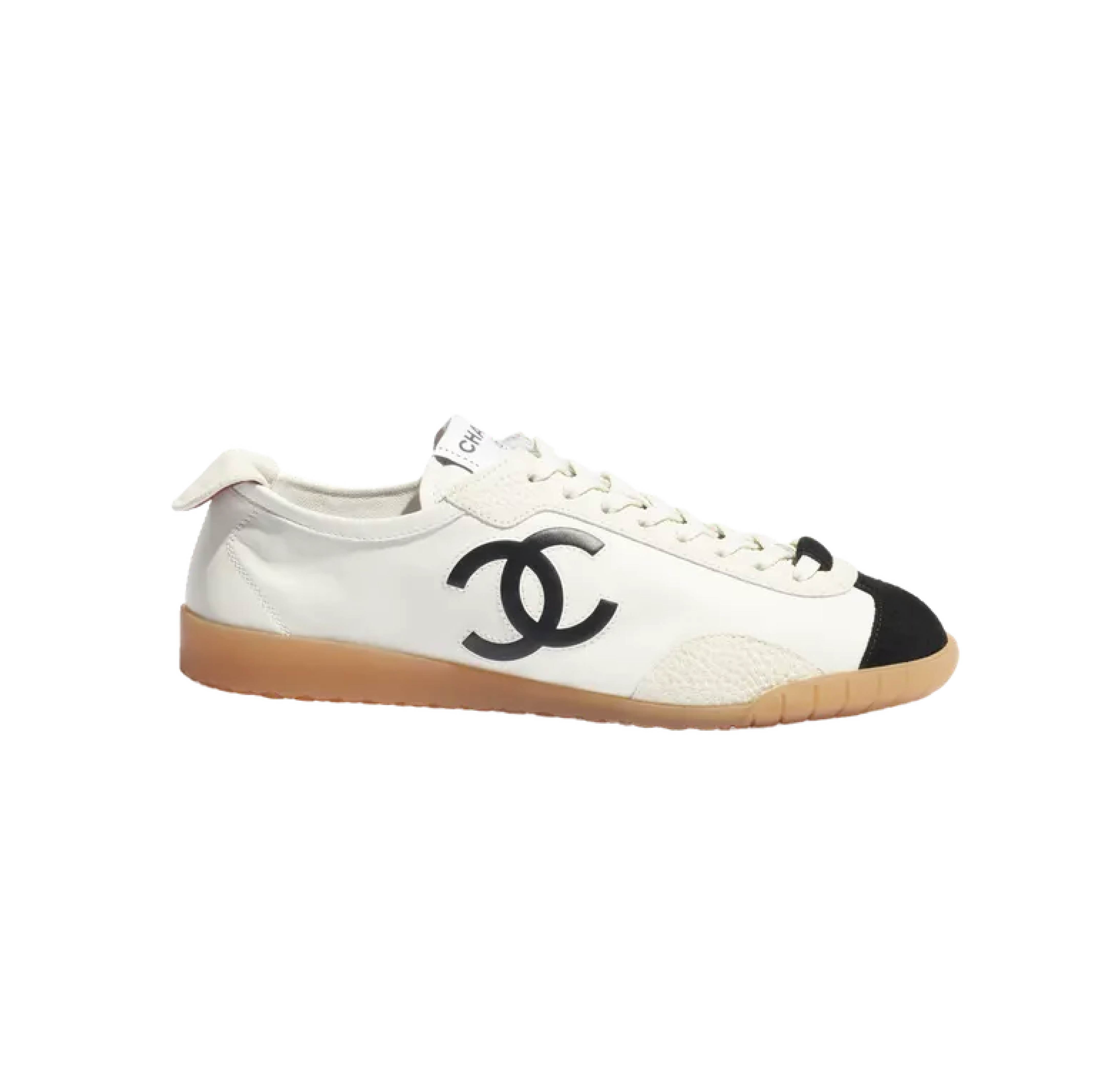 Tenisky z telecí kůže s reliéfem, CHANEL, 30 700 Kč