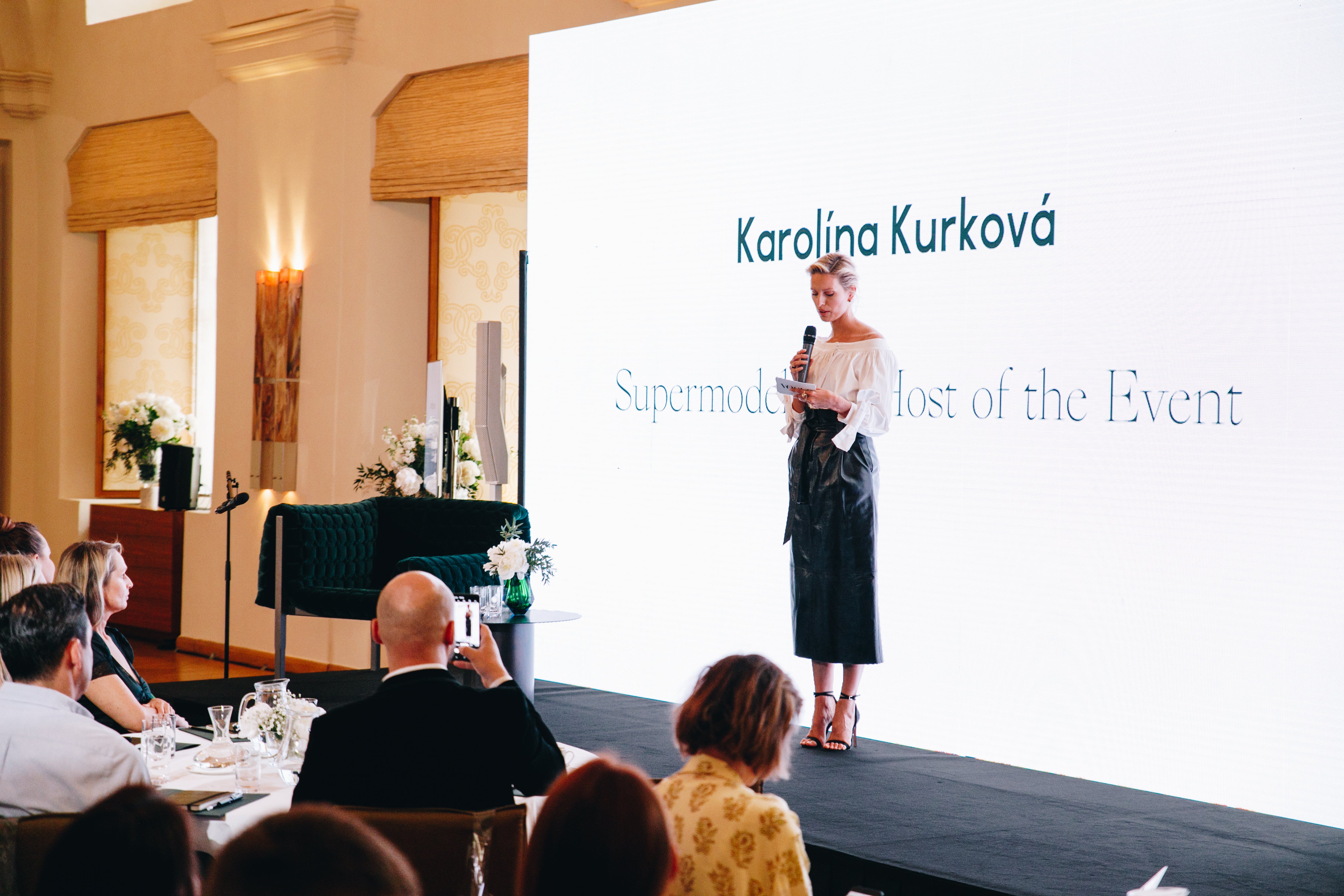 Konferenci s tématem Shaping the Future of Fashion zahájila supermodelka Karolína Kurková. Konferenci s tématem Shaping the Future of Fashion zahájila supermodelka Karolína Kurková.