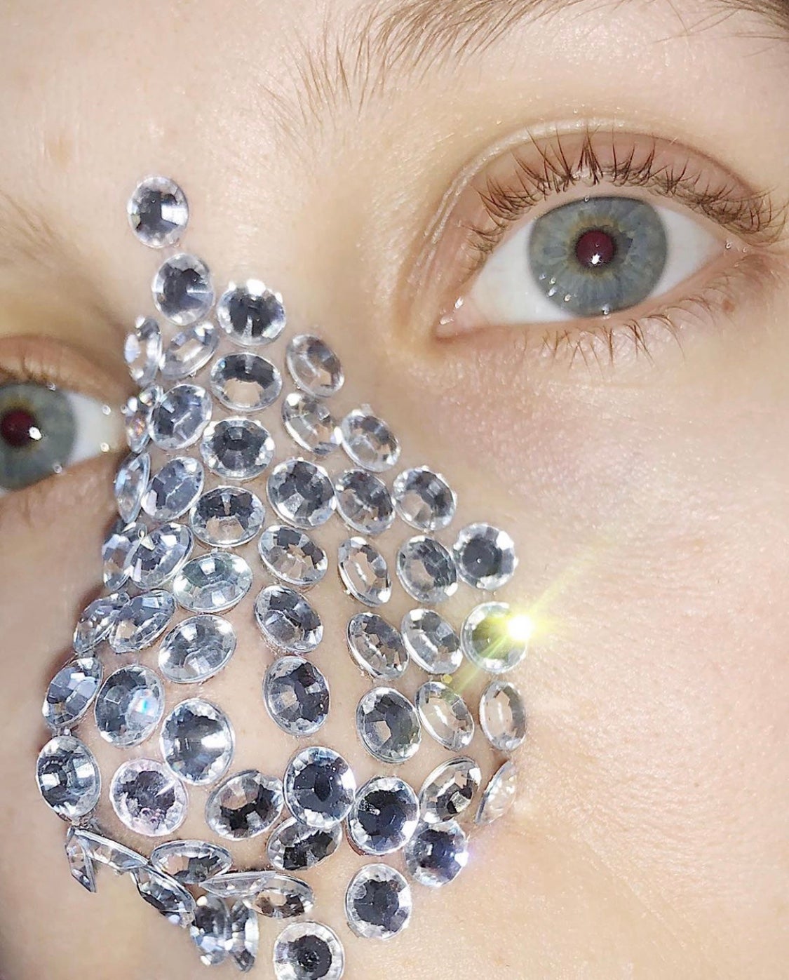 Autor: Eszter Magyar @makeupbrutalism