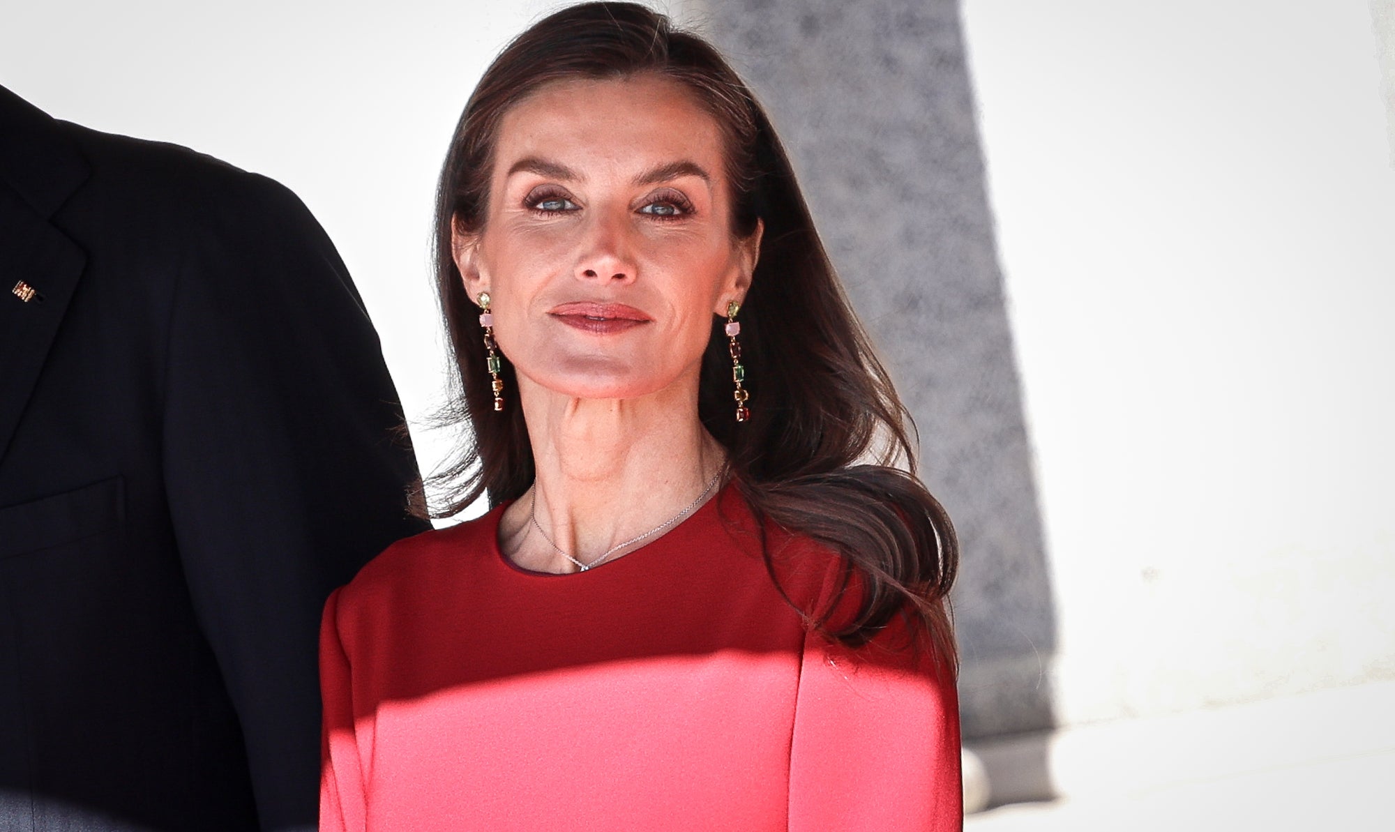 Královna Letizia předvedla vánoční šaty roku 2025, které spojují svatební trendy, business dress code i Vánoce