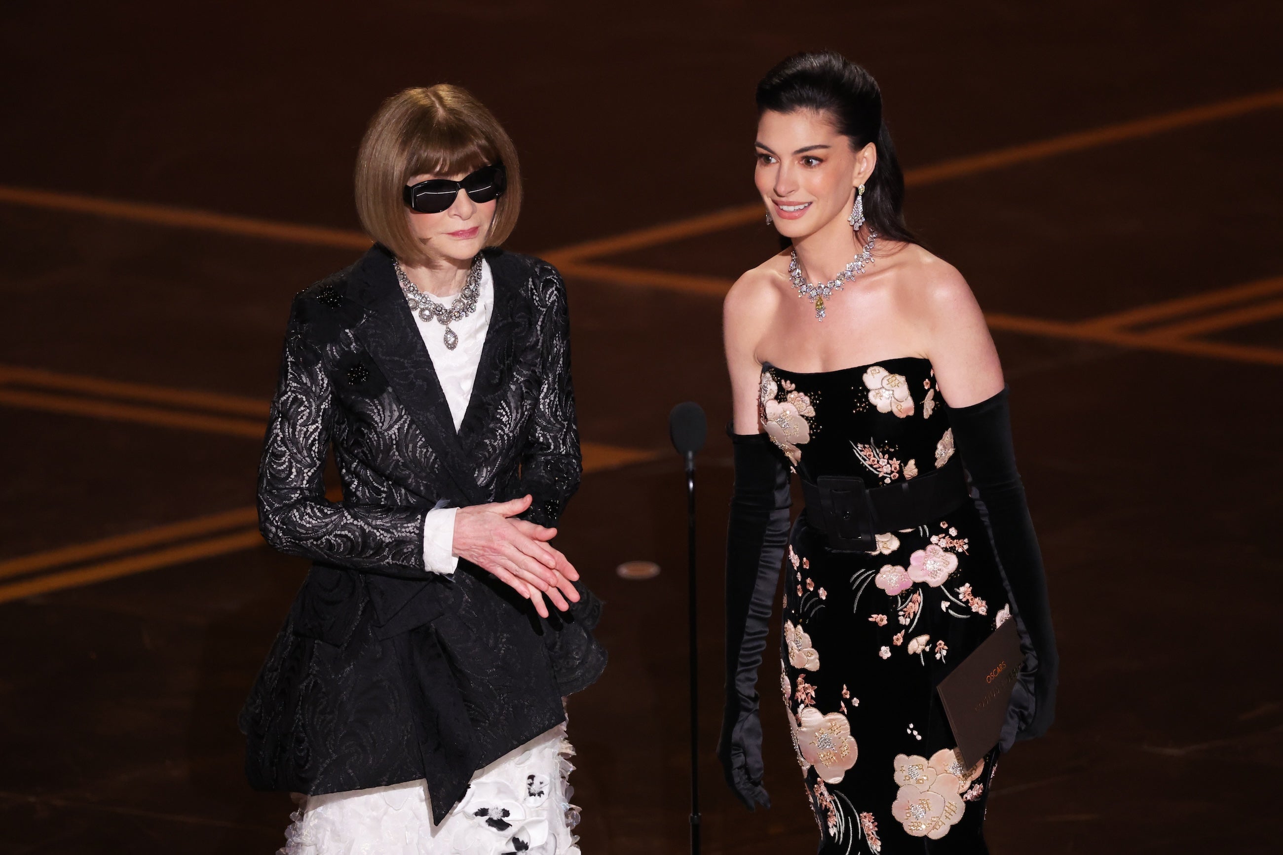 Nejlepší módní inside joke z Oscarů? Anne Hathaway a Anna Wintour sehrály scénku z Ďábel nosí Pradu