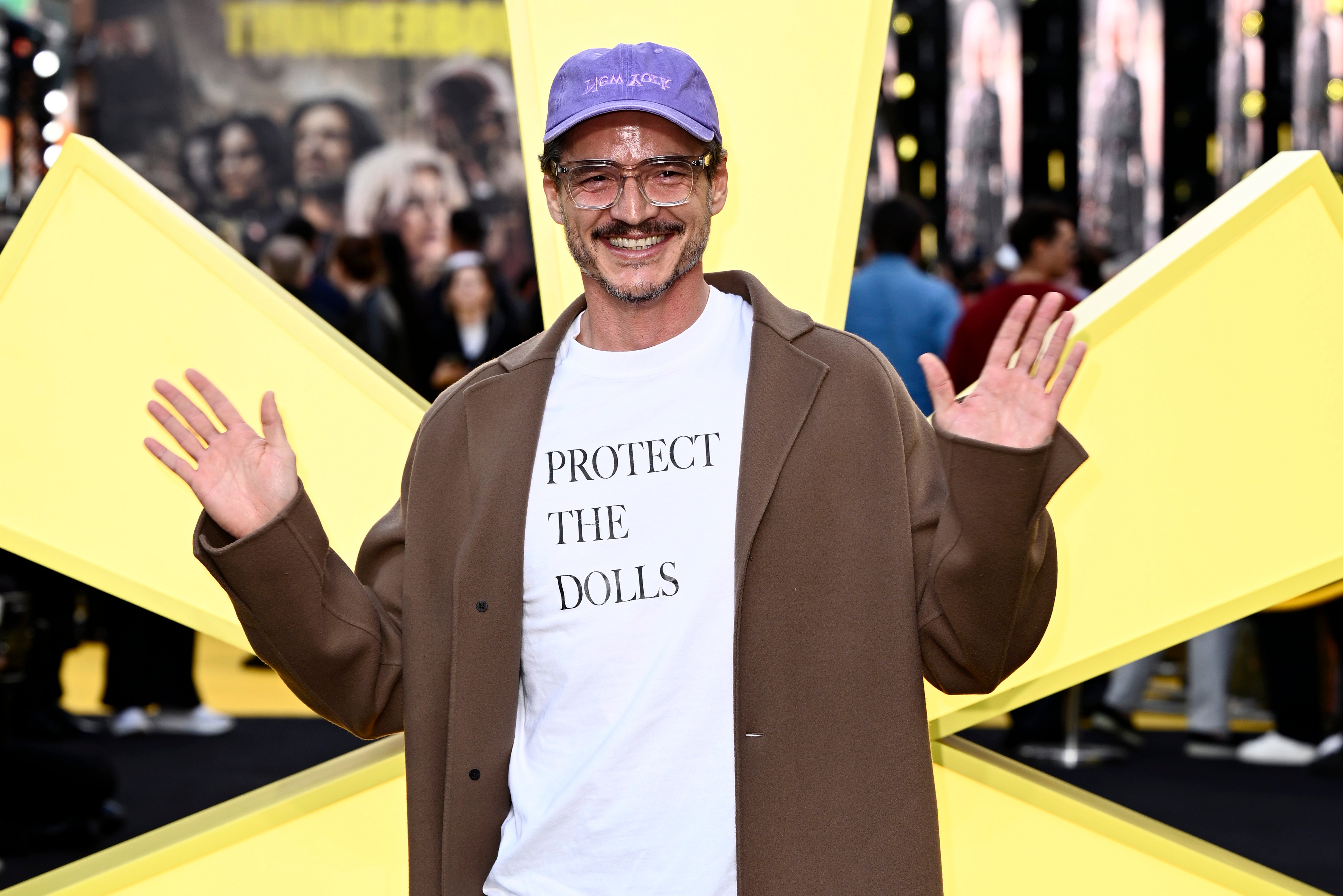 Módní i morální statement: Pedro Pascal v tričku s poselstvím Protect the Dolls 