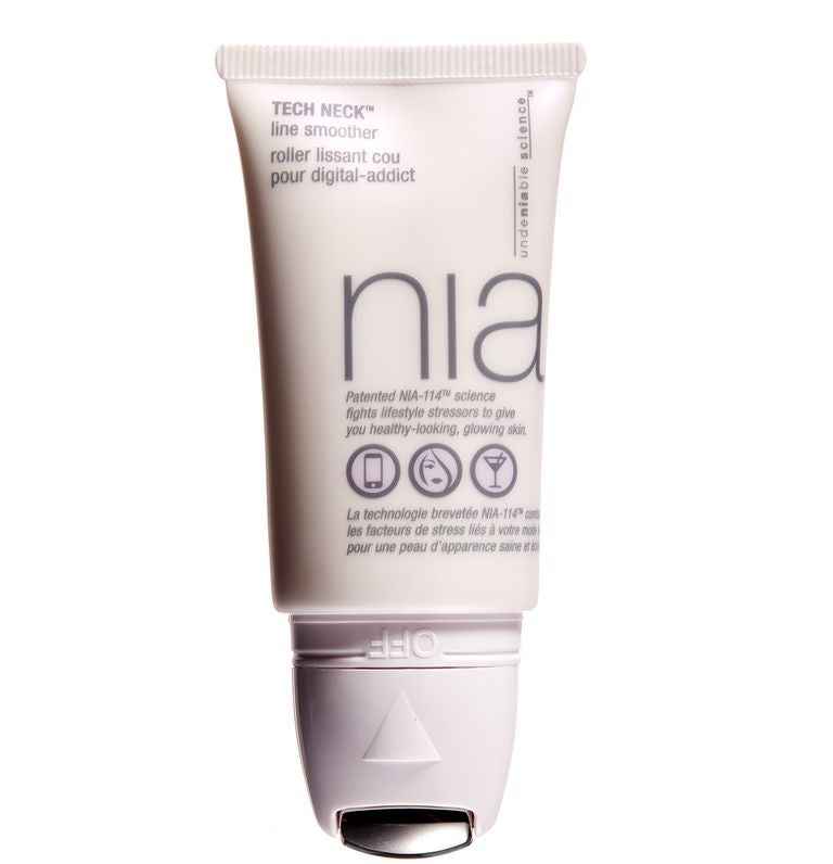 Futuristická formule proti vráskám na krku způsobeným  závislostí na moderních přístrojích má inovativní kuličkový aplikátor, který snadno klouže po pleti a zpevňuje její kontury.  Sérum Tech Neck Line Smoother, Nia, (prodává Sephora), 490 Kč