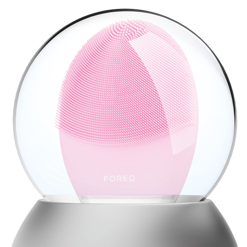 ČIŠTĚNÍ PLETI  Jediná minuta s čisticím přístrojem LUNA 3 přináší profesionální výsledky. Pozor, po vyzkoušení se už nikdy nebudete chtít vrátit ke klasickému čištění pleti obyčejným vatovým tamponkem. Prodává Notino, 3849 Kč