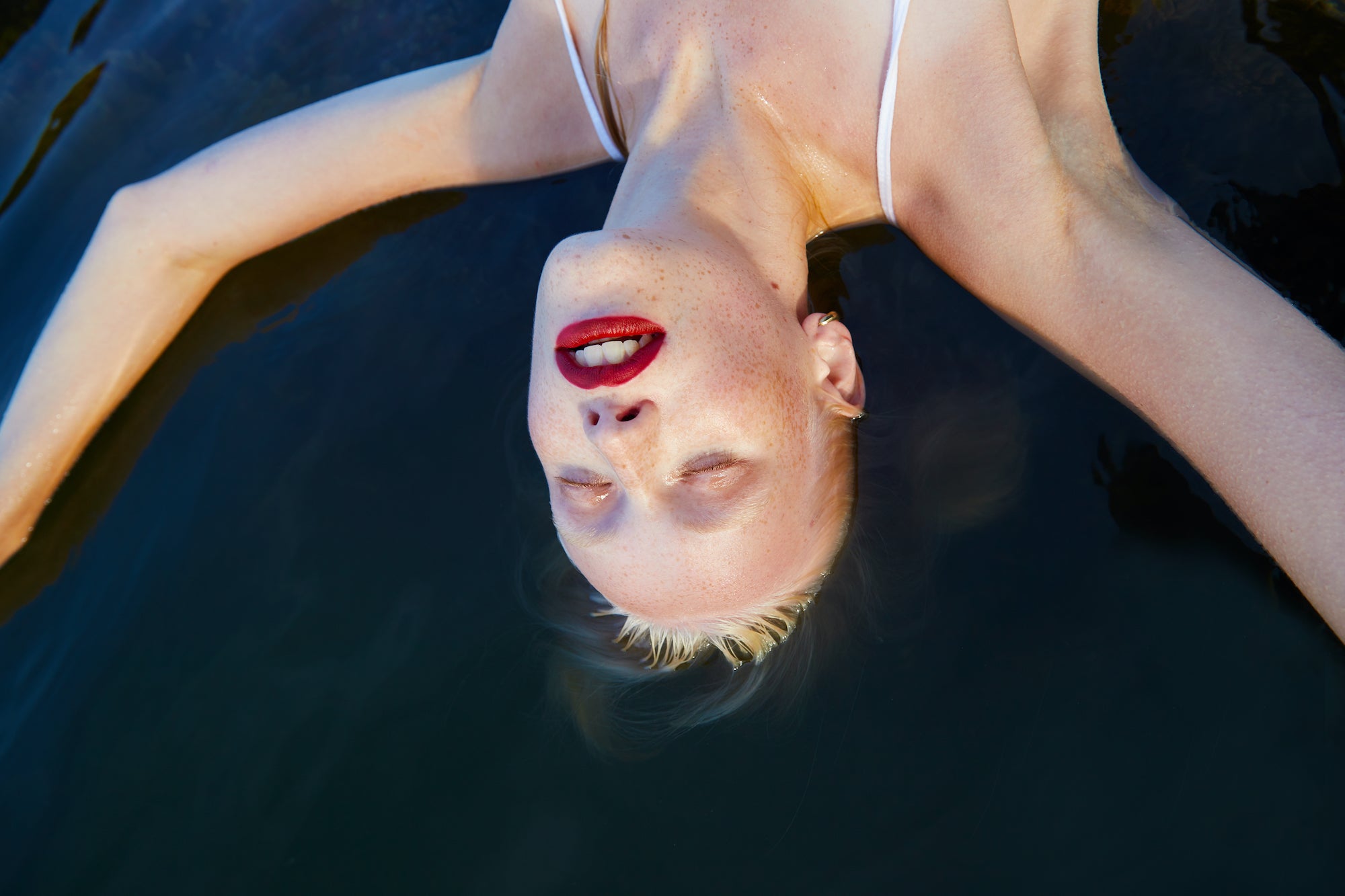 Neverending summer: Nejlepší péče pro vlasy i pleť a make-up na babí léto