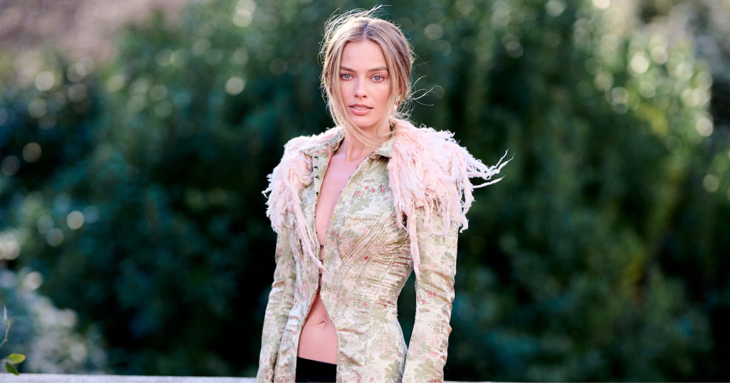 Vintage Galliano a další perly. Outfity Margot Robbie sklízejí zasloužené ovace