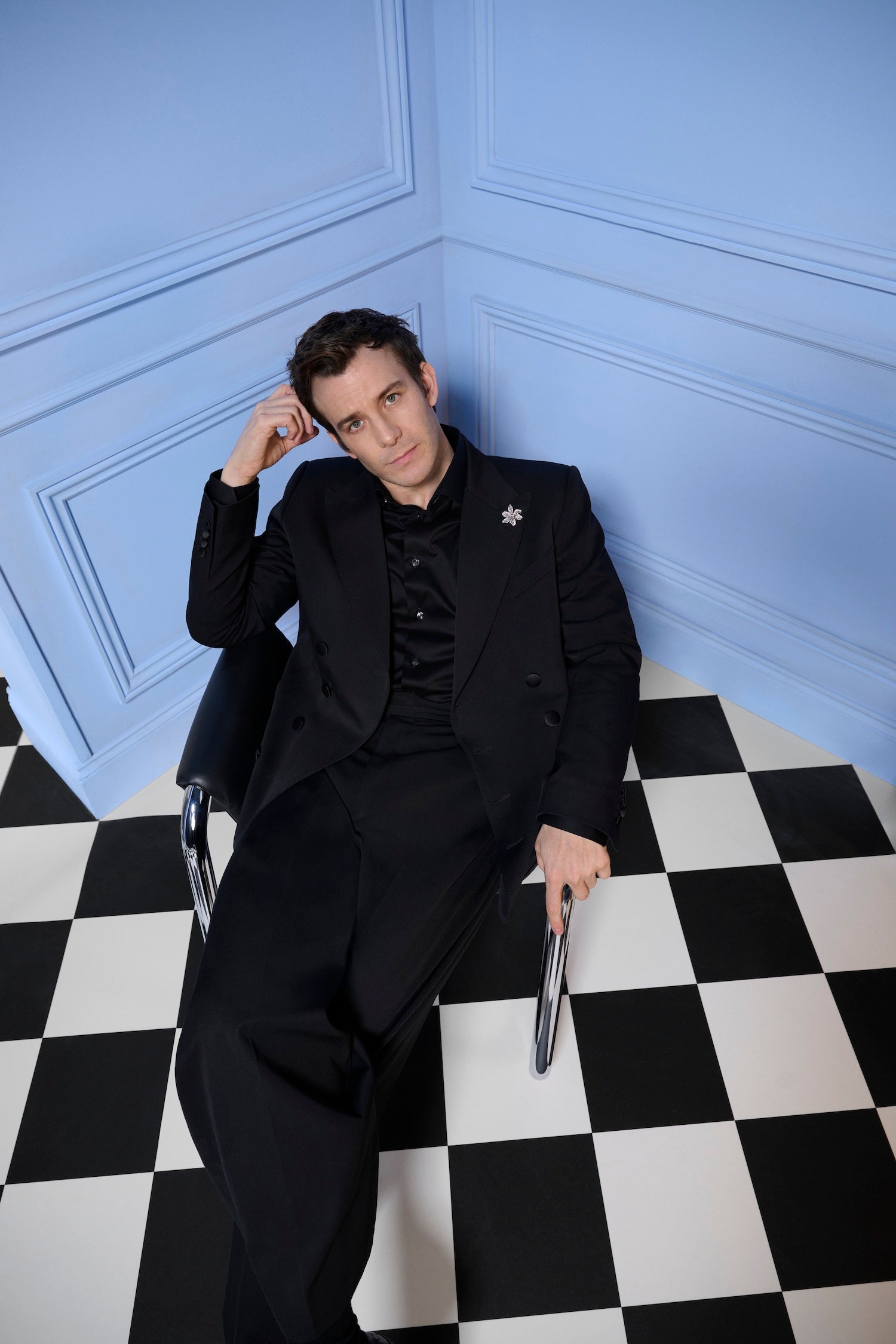 Bridgerton se mění: Luke Thompson o postavě, maskách a tajemstvích čtvrté série