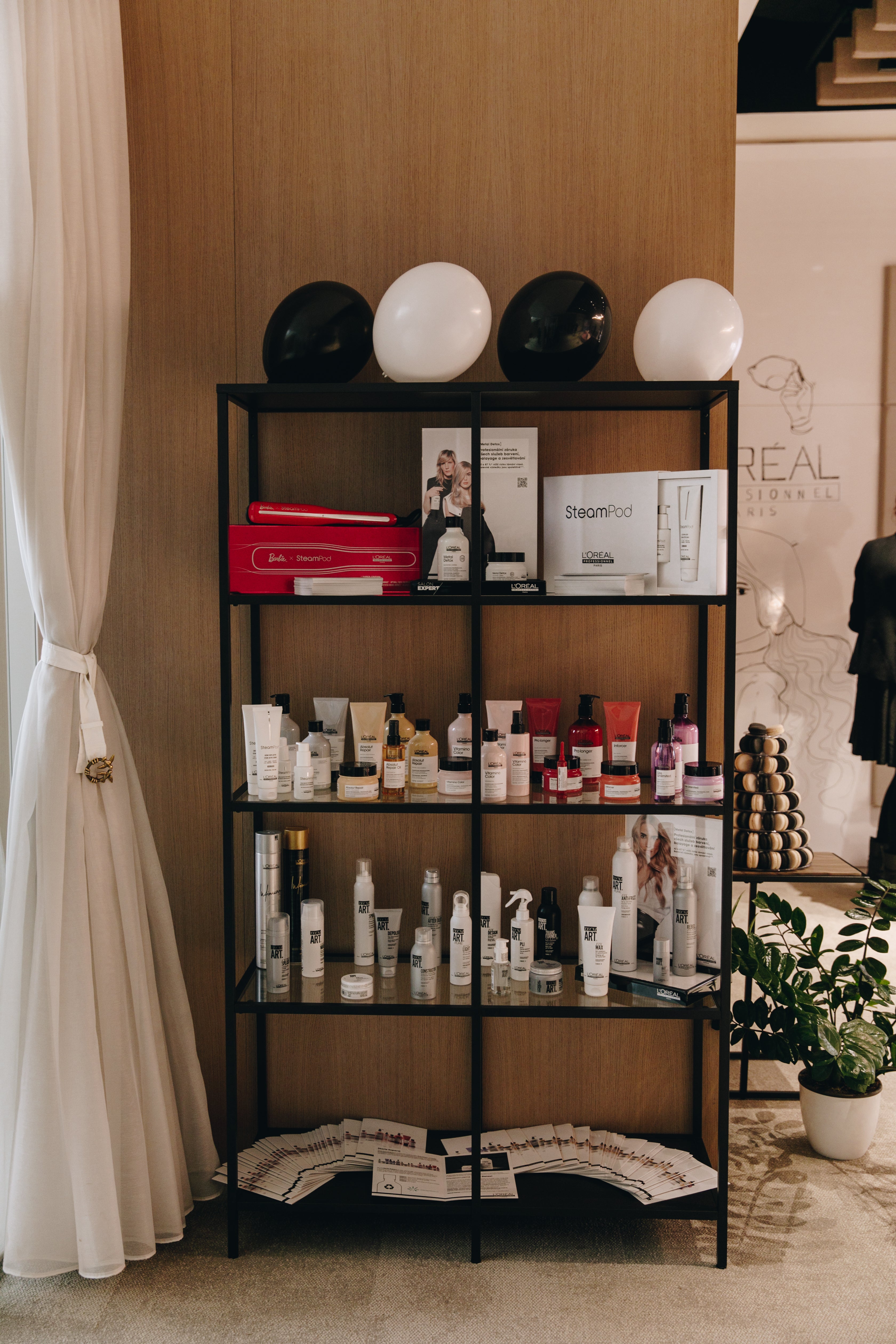 O hair styling vystupujících pečovali specialisté z L'Oréal Professionnel, kteří na místě radili všem zúčastněným také s výběrem vhodné kosmetiky pro nejrůznější typy vlasů, 31. března 2022, 31. března 2022