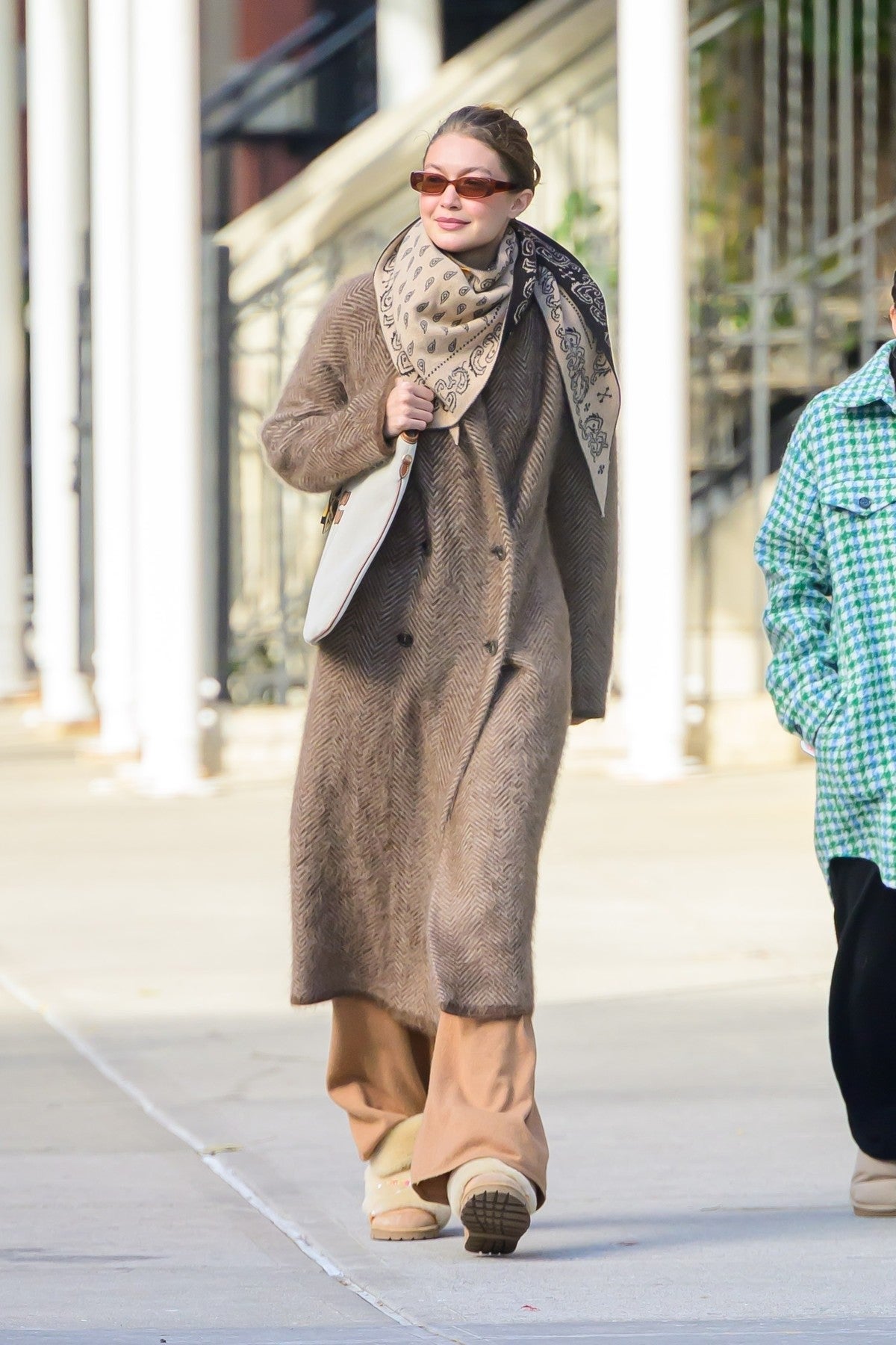 Gigi Hadid si v New Yorku vyšla jako supermodelka převlečená za plyšáka