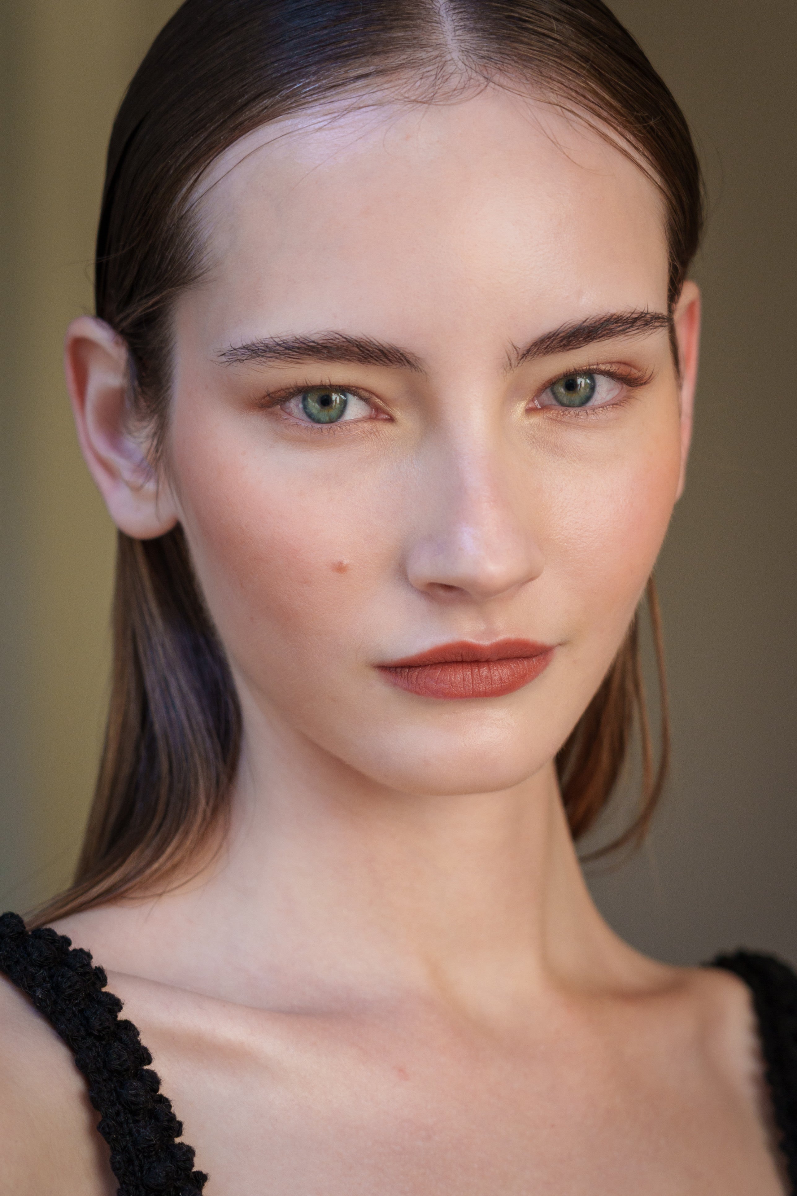 Prohlubuje pohled a rámuje tvář. Expertky radí, jak mít přirozeně krásné obočí