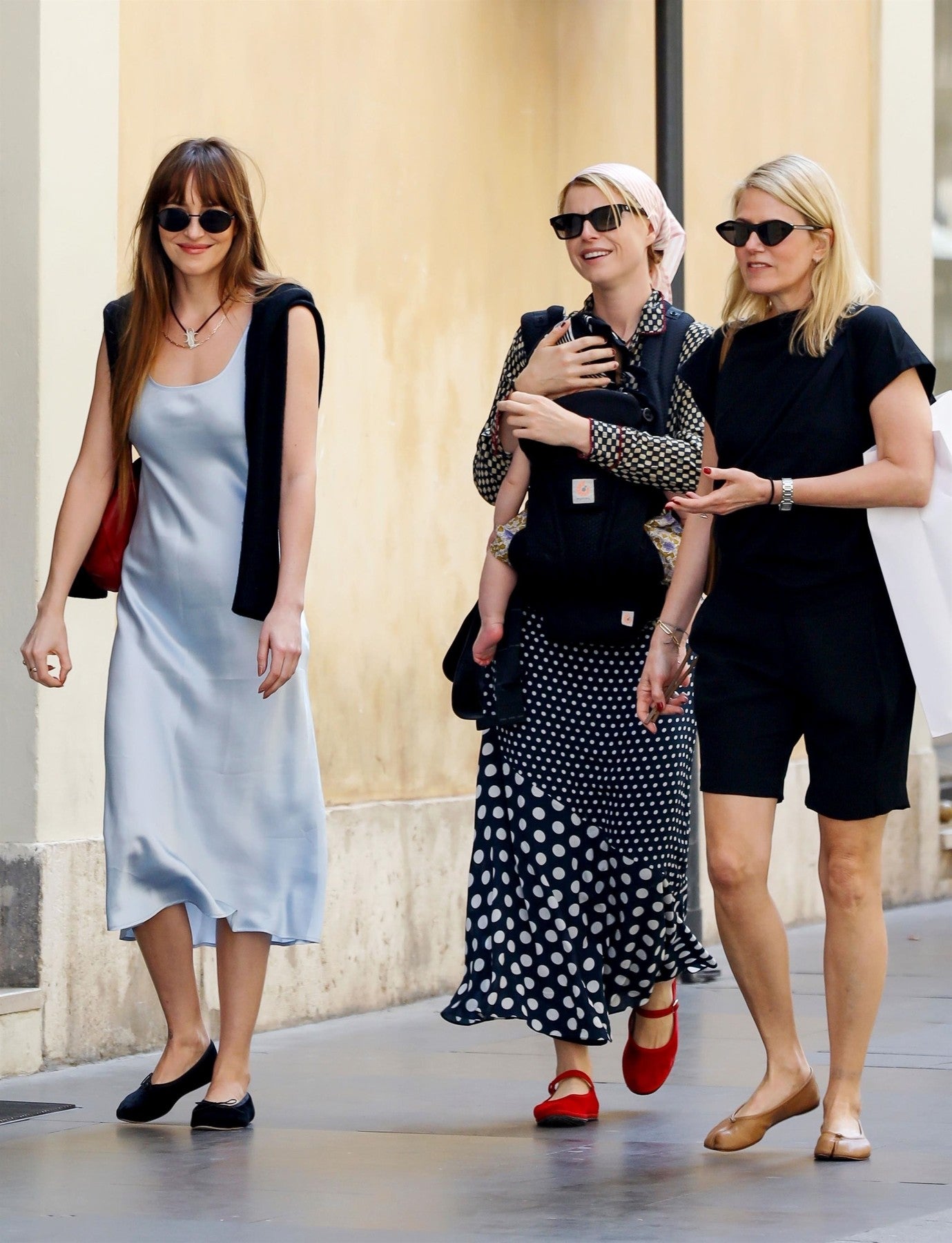 Dakota Johnson a Jessie Buckley v Římě, 18. dubna 2026