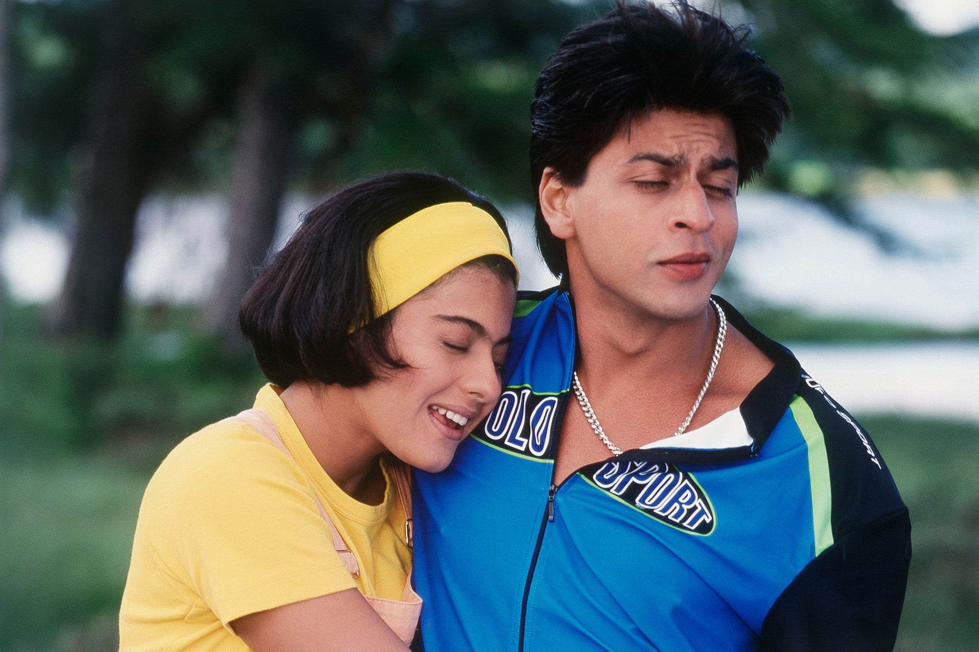 Kajol a Shahrukh Khan ve filmu Něco se děje, 1998