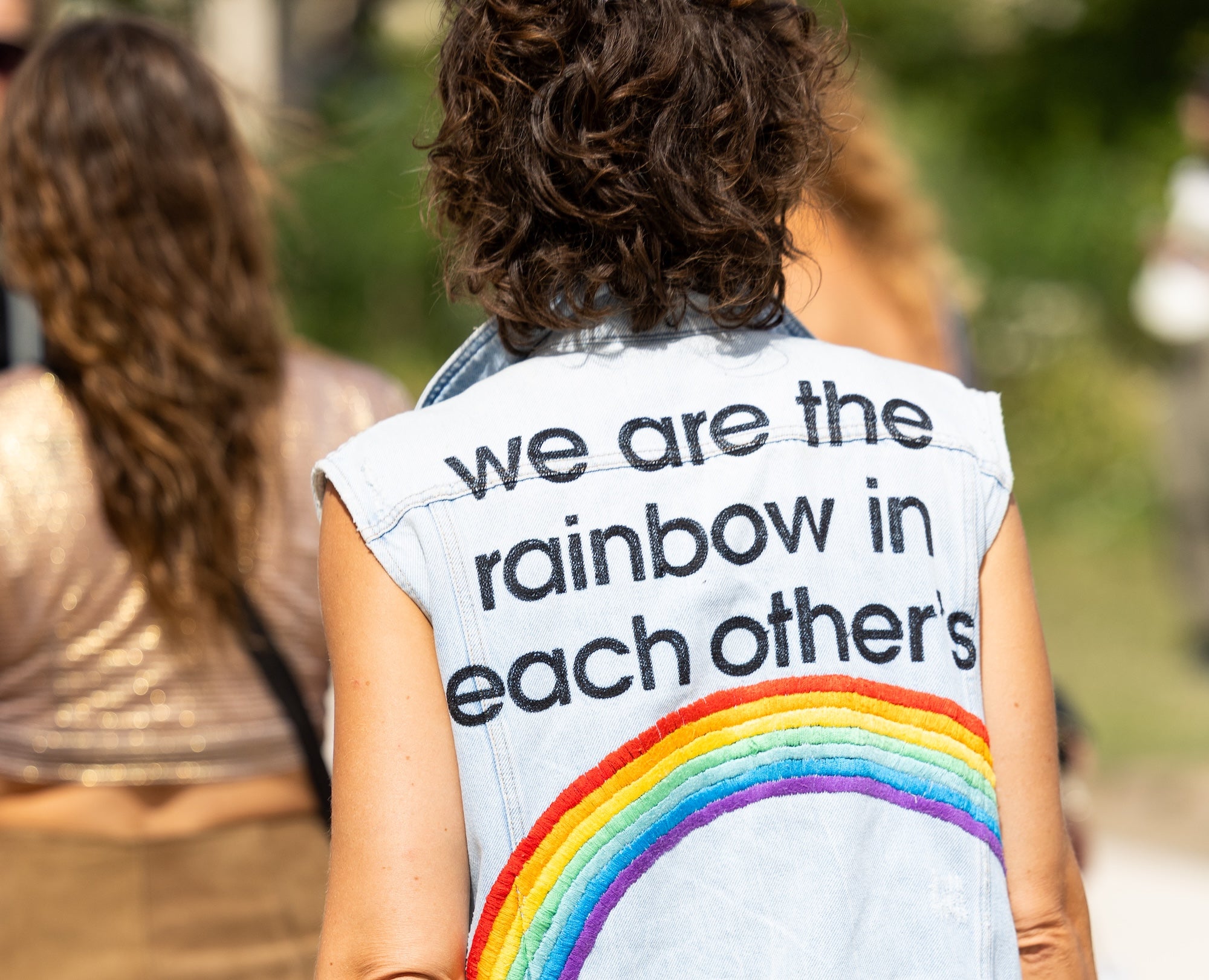 Kam se poděla duhová beauty? Proč z kosmetické scény mizí podpora LGBTQ+ a komu na ní skutečně záleží