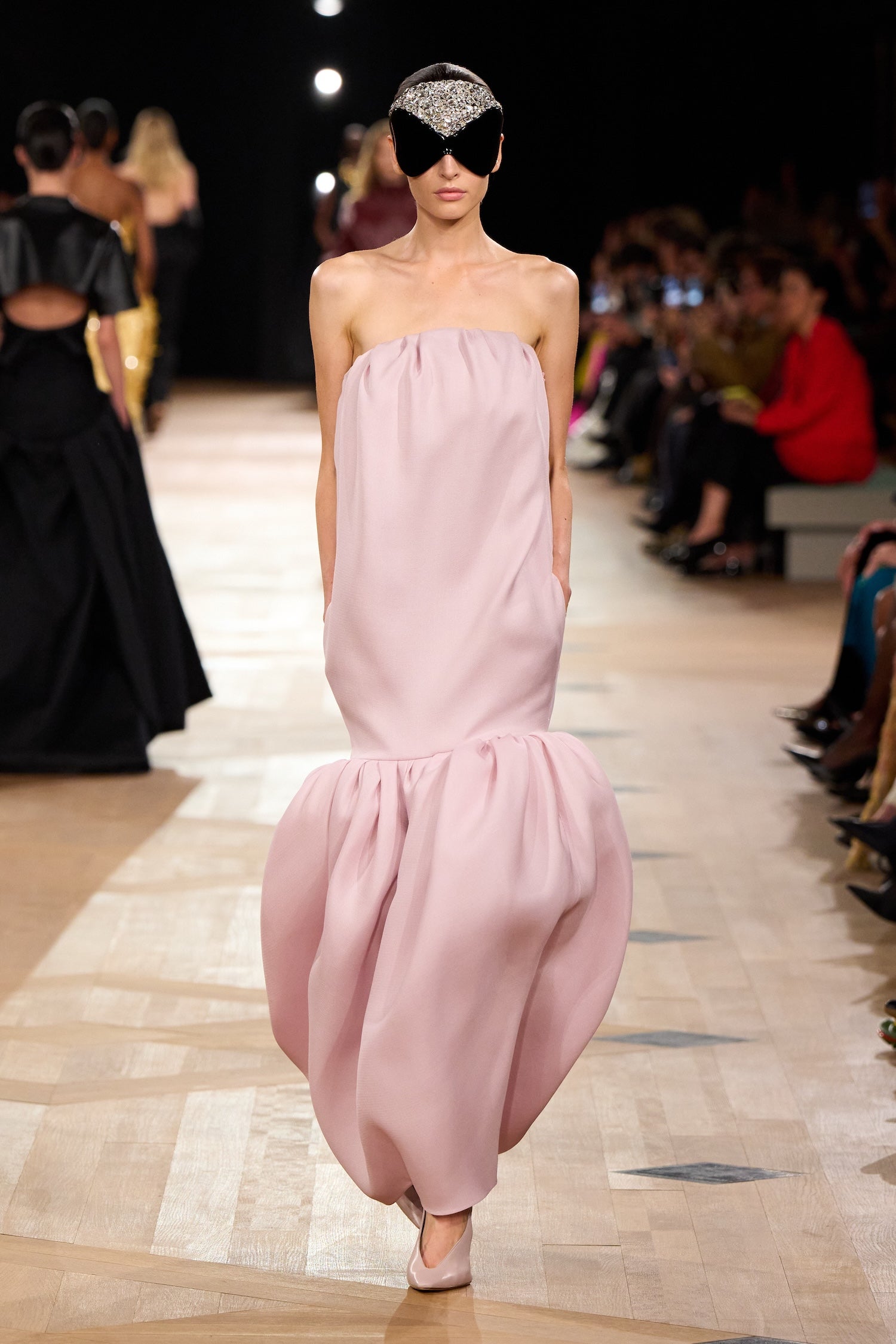 Šest způsobů, jak svůj šatník oživit růžovou podle trendů na jaro 2026