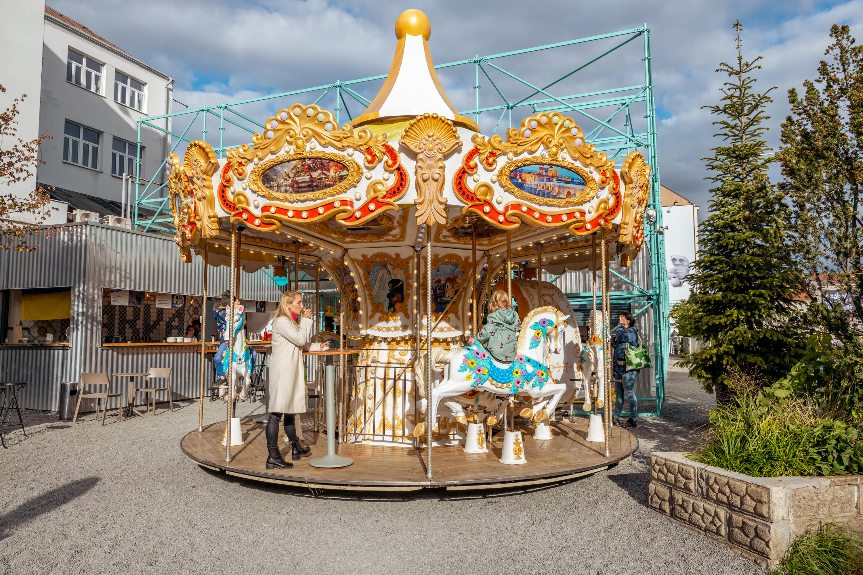 Pro letošní sezonu si Manifesto připravilo okouzlující nasvícený kolotoč, který už stojí před západním vstupem do Manifesta Anděl. Zdobí prostor a baví malé i velké až do konce února příštího roku. Hosté se tak mohou ponořit do blížící se zimní sezony a projet se na této atrakci s francouzským šarmem. Více informací naleznete na Manifestomarket.com. #VoguePromotion