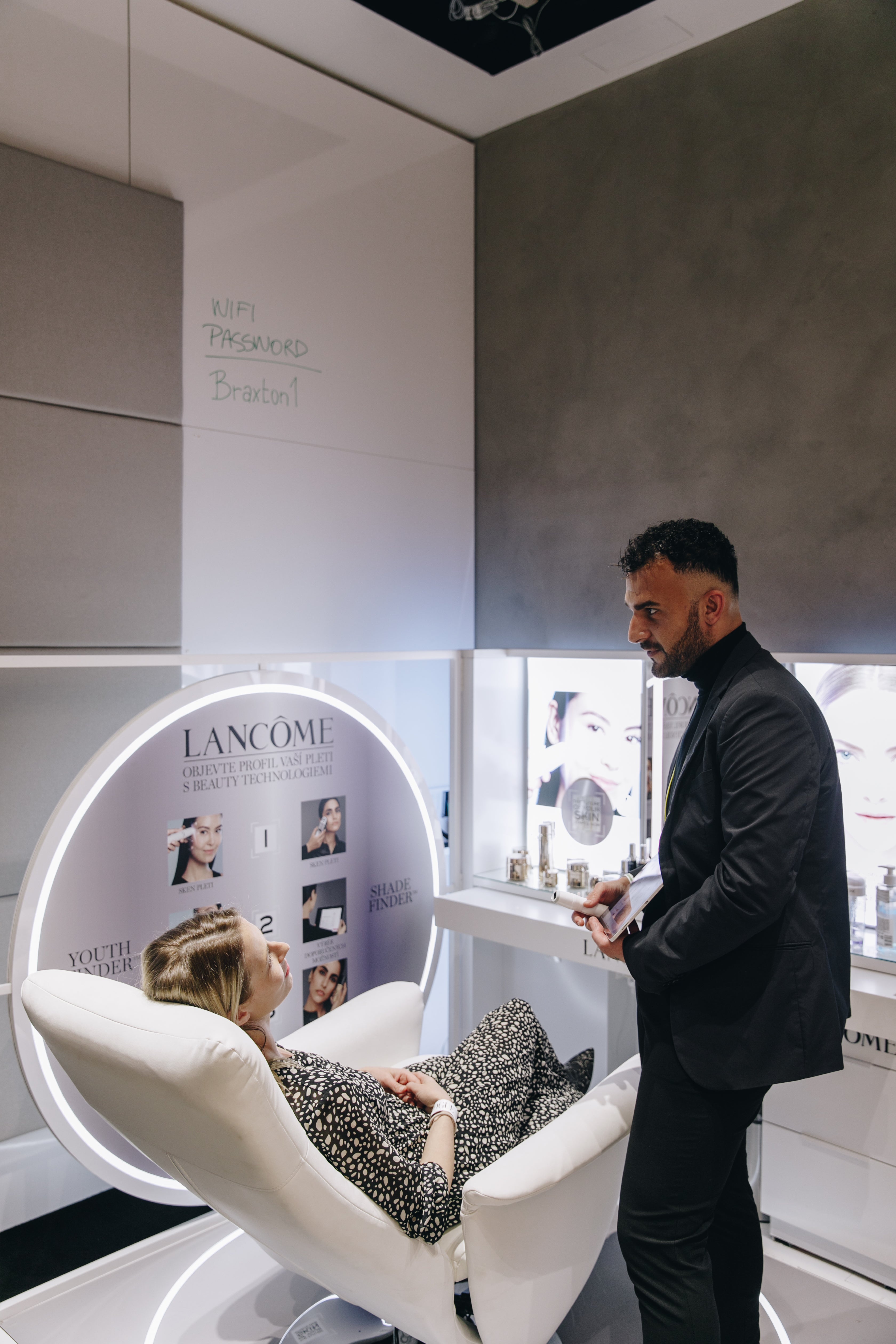 Lancôme na konferenci Vogue Live pečoval o make-up všech vystupujících a pro zúčastněné nabídl možnost analýzy pleti, 31. března 2022