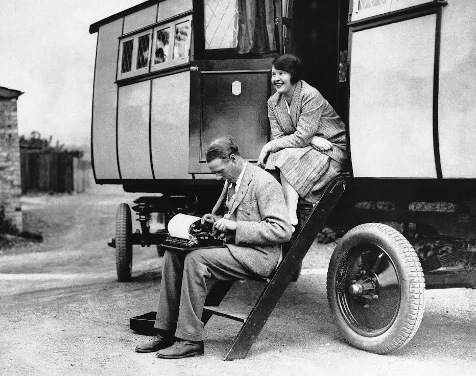 Thompson a Lewis na svatební cestě maringotkou