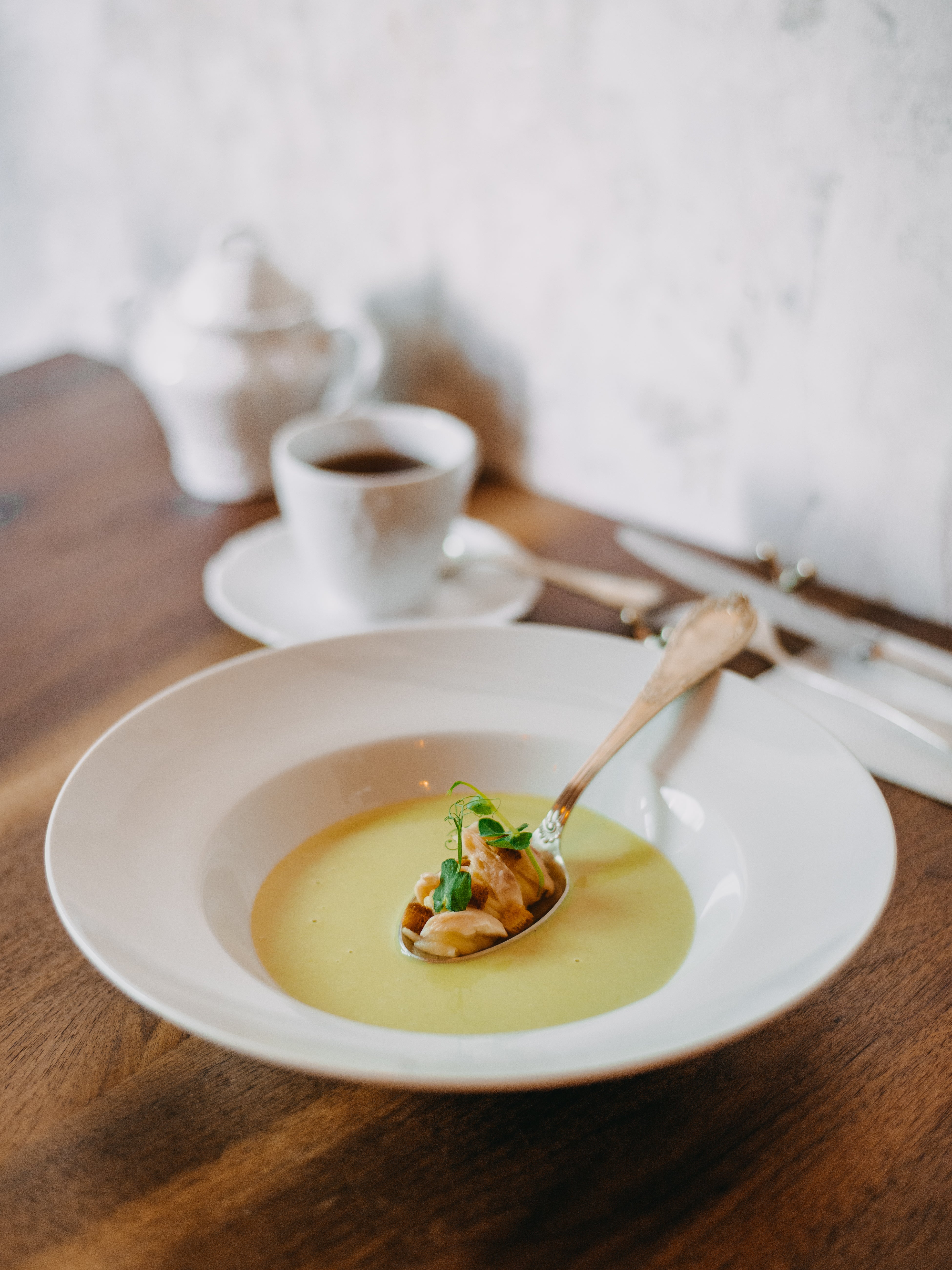 Hráškový krém s bramborovým pyré a kousky pstruha Hráškový krém s bramborovým pyré a kousky pstruha