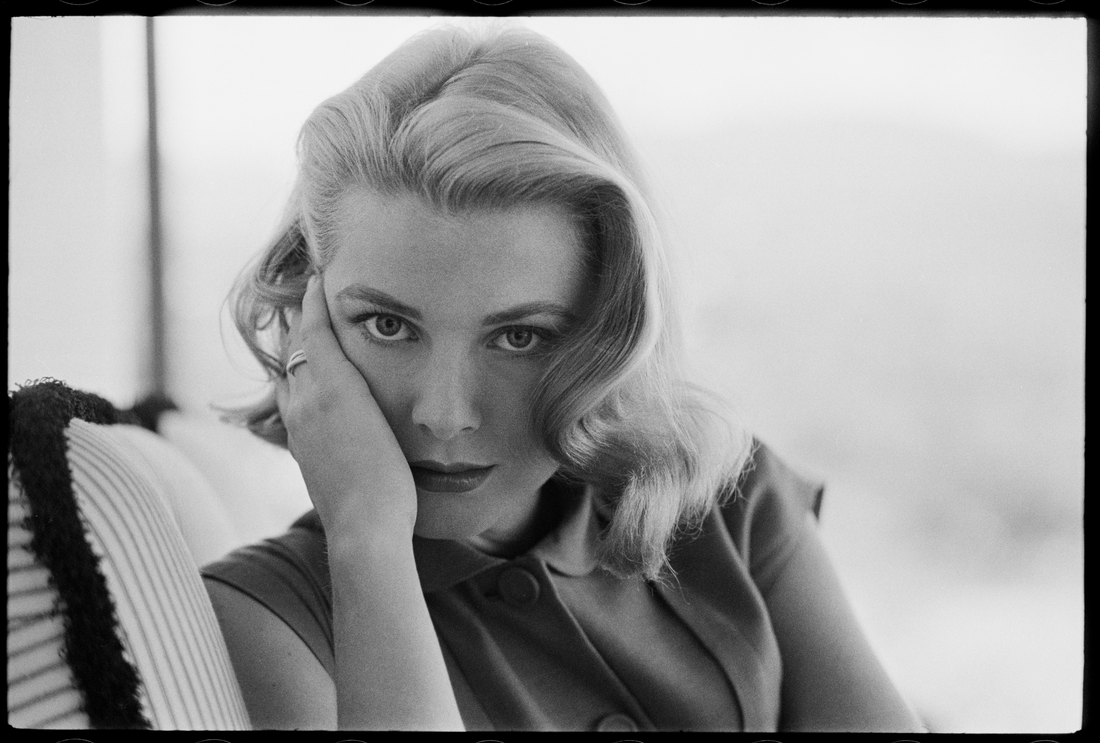 Grace Kelly s prstenem Trinity od Cartier, 1955